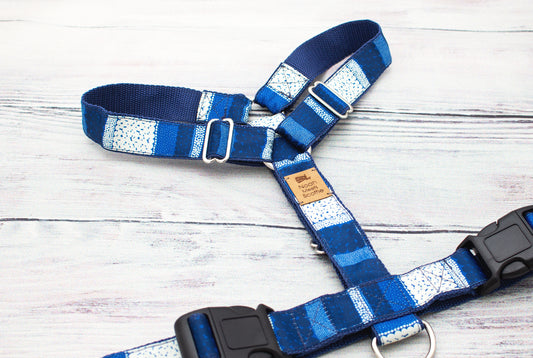 Hundegeschirr FROST HARBOR in Blau und Weiß, Streifen-Design, nordisch und verstellbar