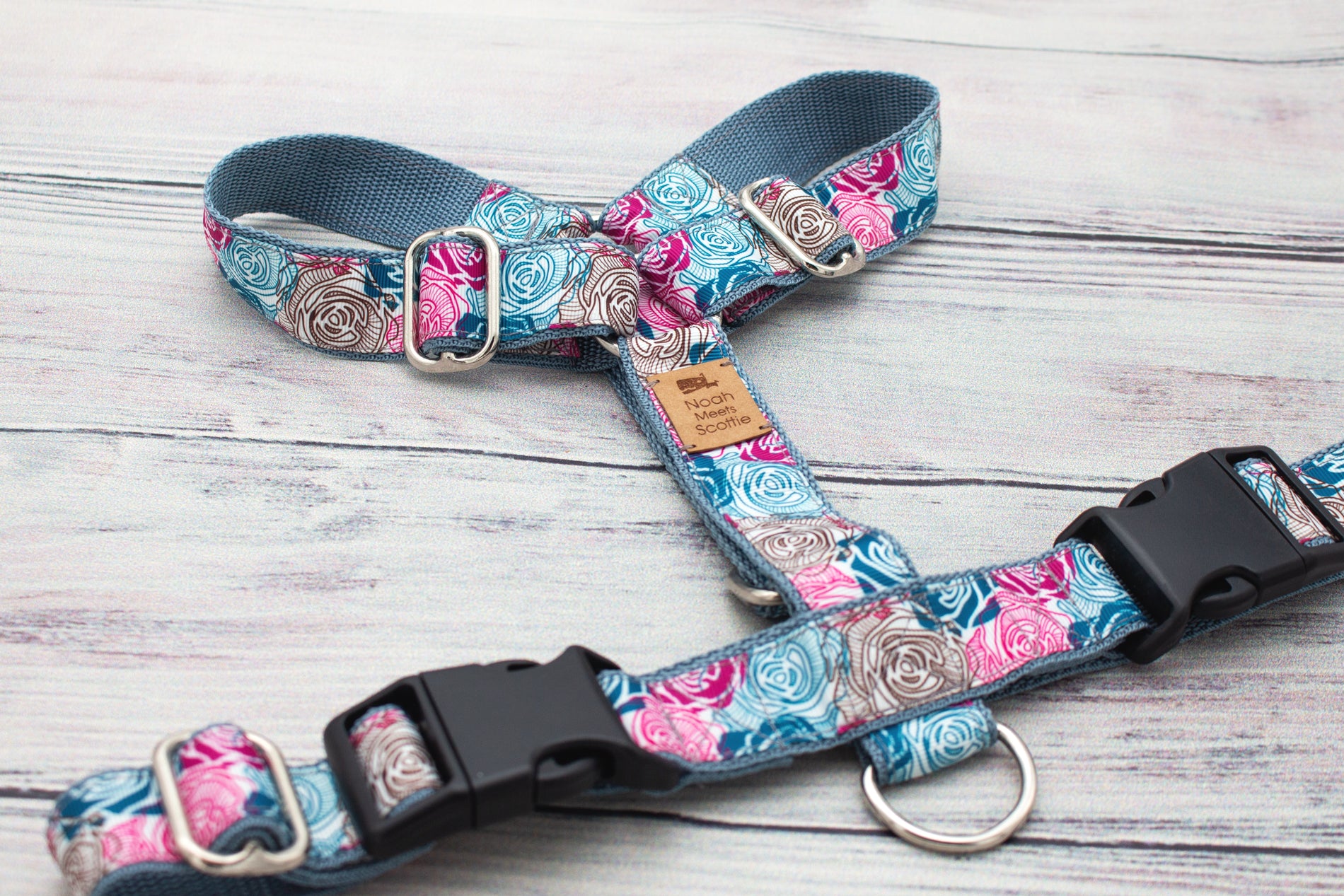 Hundegeschirr FROSTED ROSE mit Rosenmuster in Blau, Rosa und Grau, elegant und verstellbar