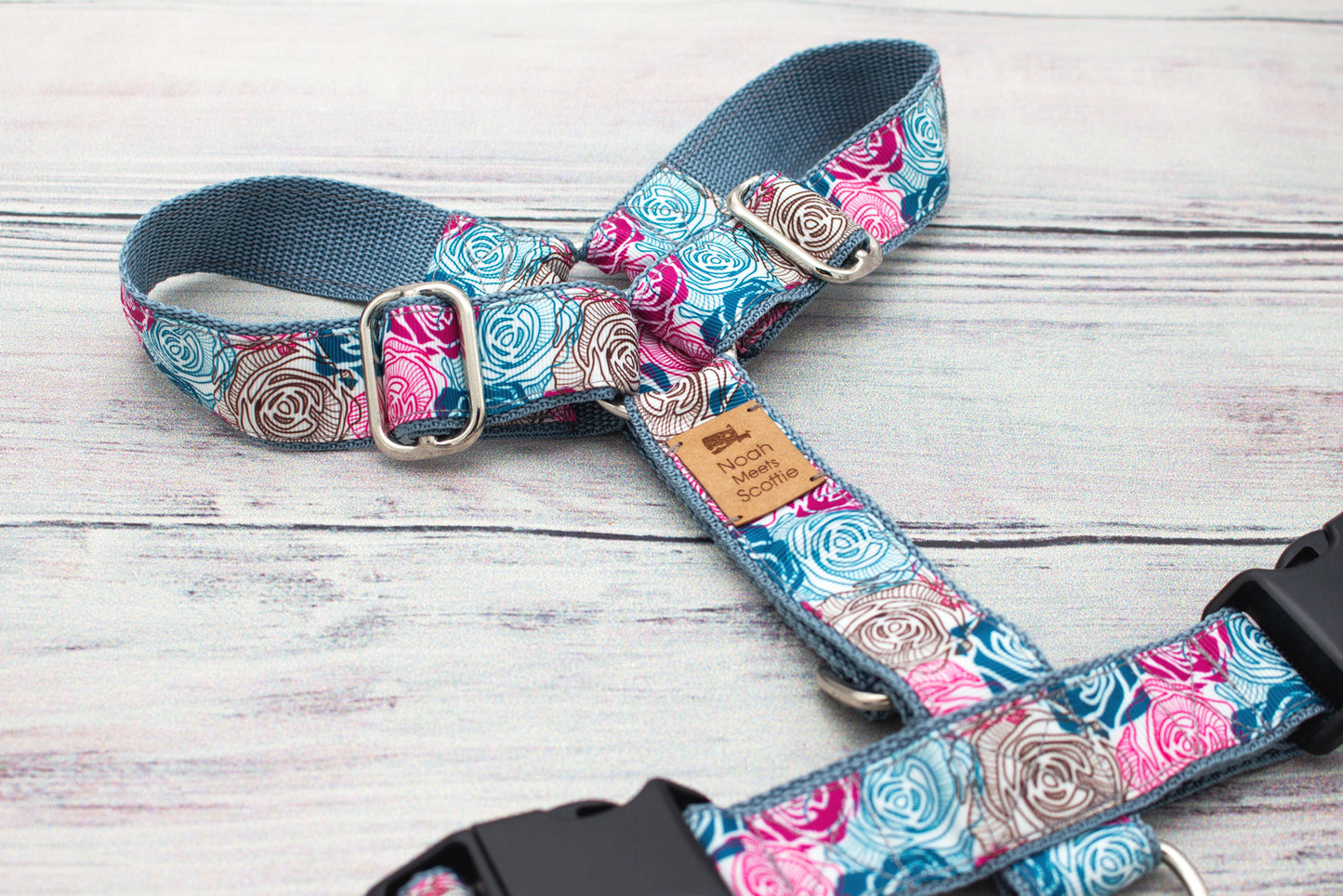 Hundegeschirr FROSTED ROSE, robust, leicht und komfortabel mit floralen Details