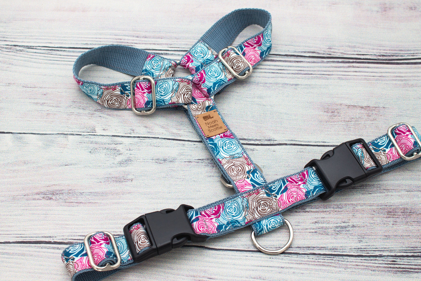 Hundegeschirr Frosted Rose, winterlich, stilvoll, mit zarten Rosen in Blau und Rosa