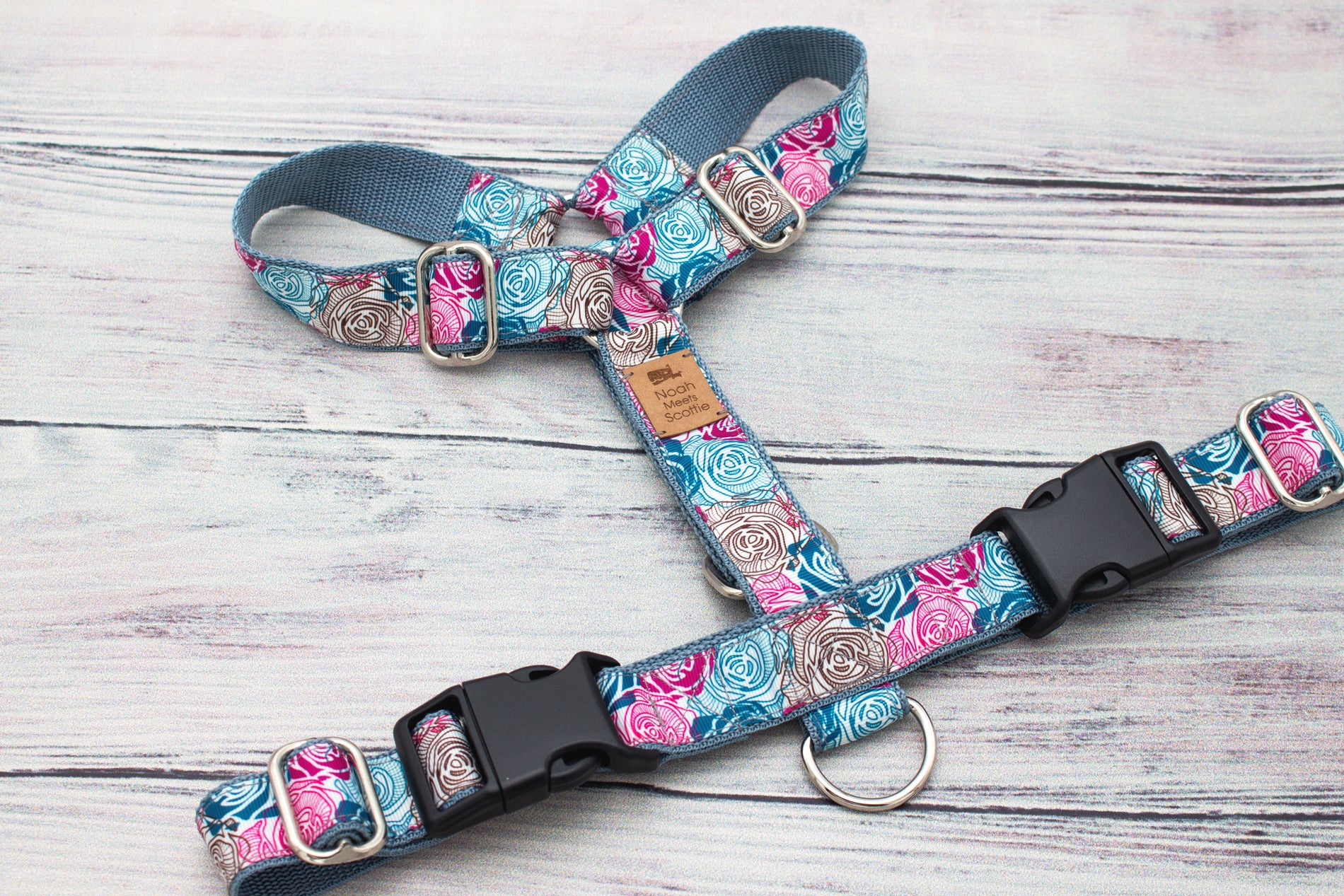 Hundegeschirr Frosted Rose, winterlich, stilvoll, mit zarten Rosen in Blau und Rosa