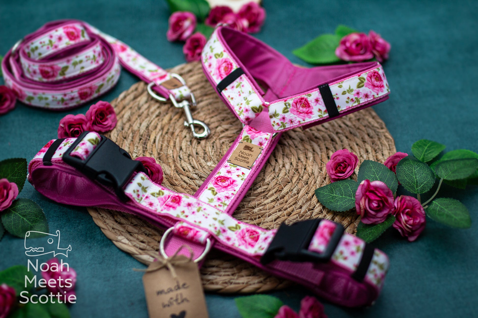 Florales Hundegeschirr mit pinken Rosen und grünem Blattmuster auf hellem Grund