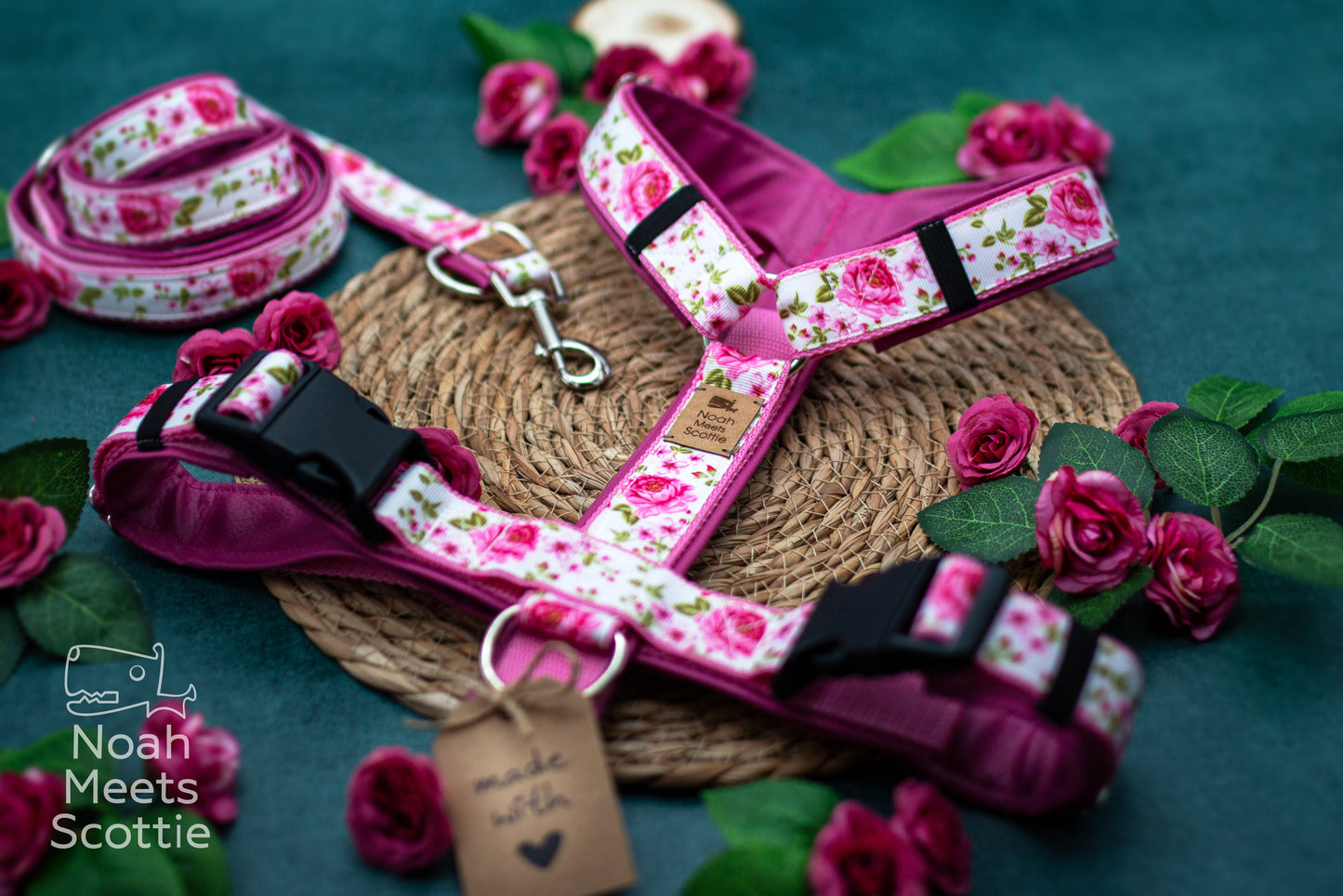 Rosa weißes Hundegeschirr mit Rosenmuster und pinkem Kunstleder für Hunde