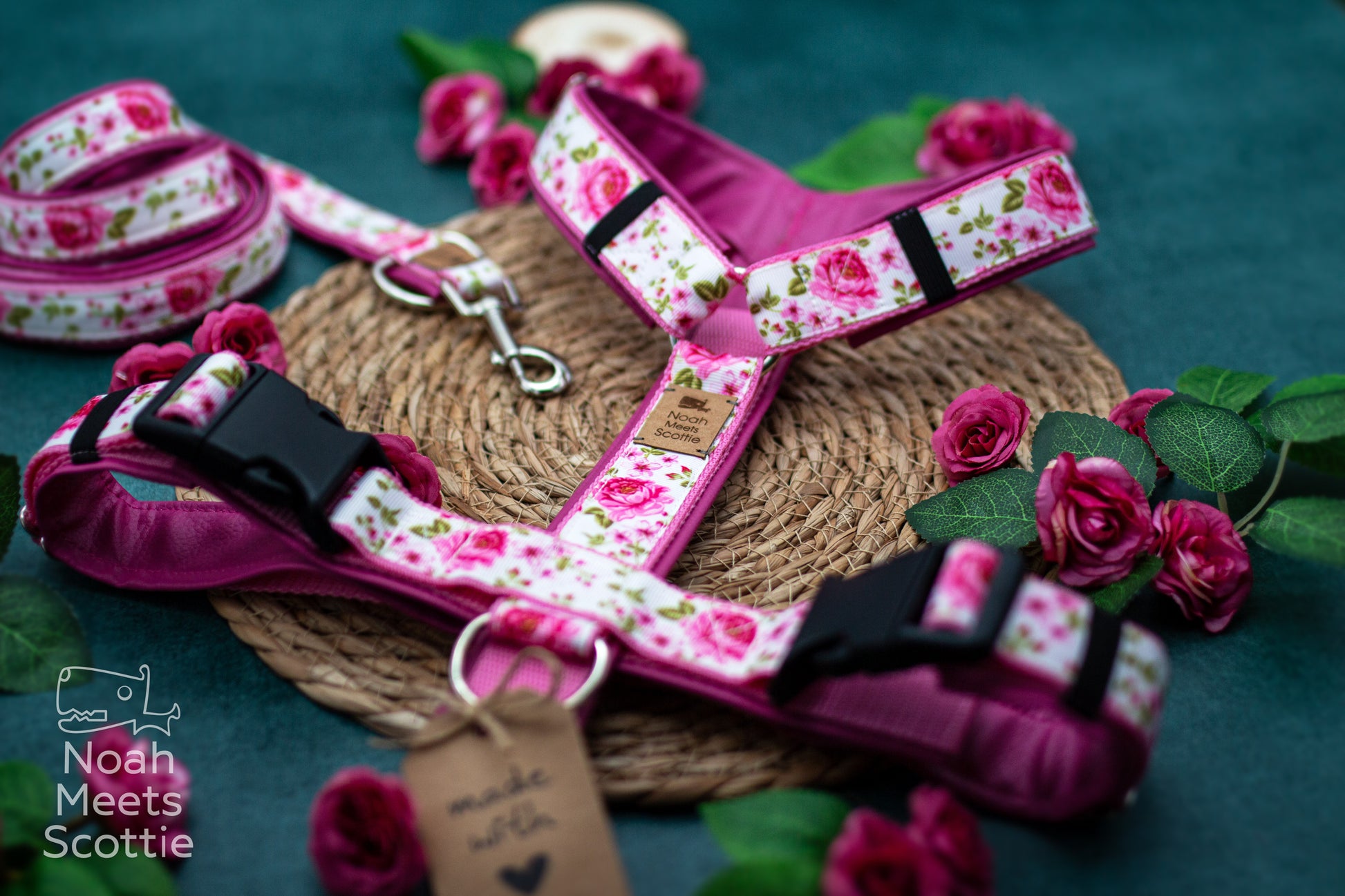 Romantisches Hundegeschirr mit Rosenprint, grünen Blättern und pinker Polsterung