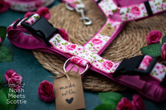 Hundegeschirr GRETCHEN mit großem Rosenmuster in Pink und Rosa auf weißem Hintergrund und pinkem Kunstleder
