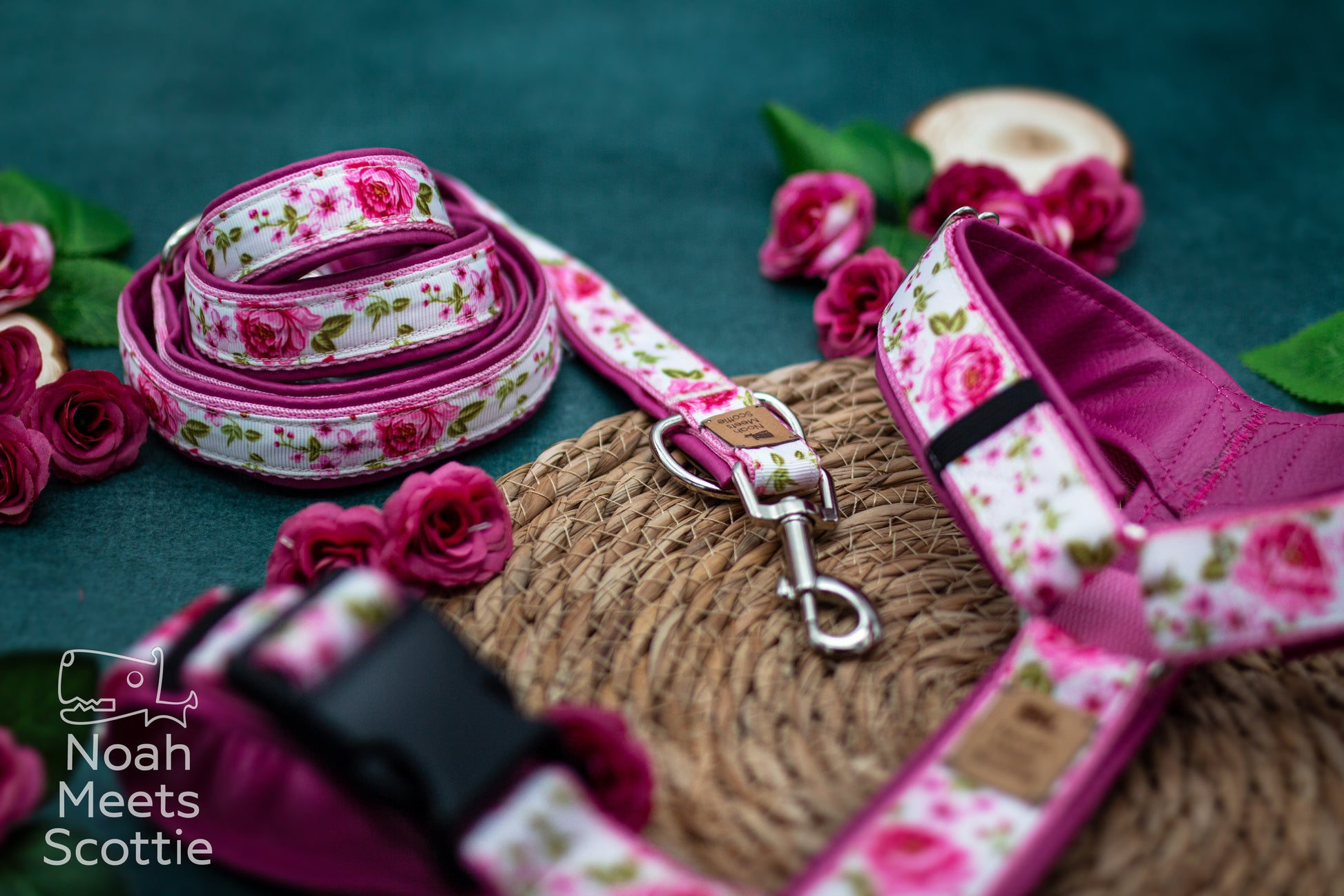 Hundegeschirr mit passender Hundeleine im Rosenmuster in Rosa, Pink und Weiß
