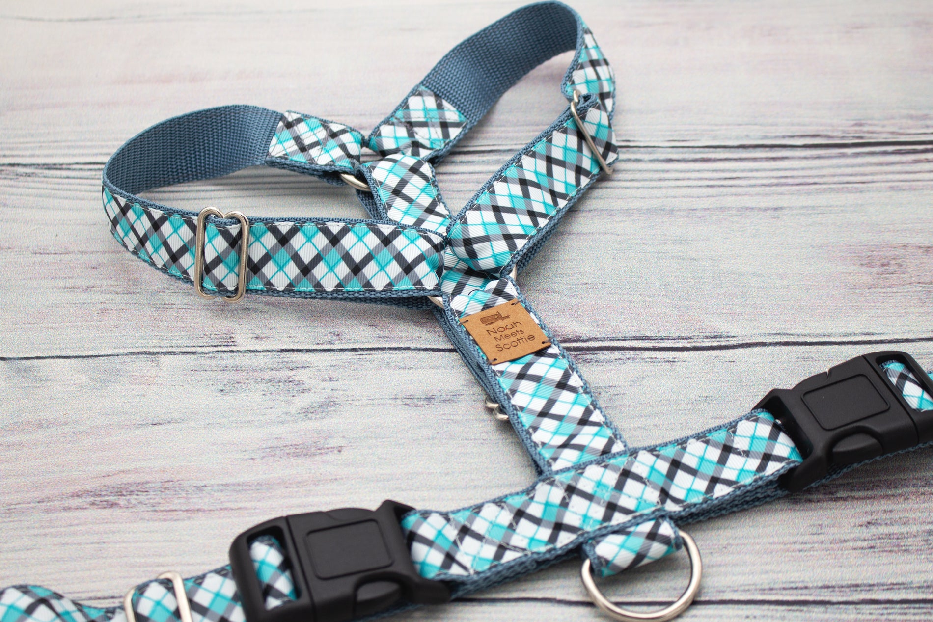 Bequemes Hundegeschirr GREYSHORE mit maritimem Karomuster, sicher und stilvoll für Hunde