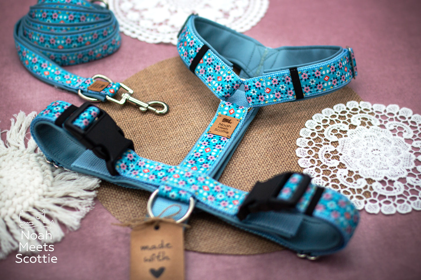 Verstellbares Hundegeschirr Hilla mit himmelblauem Gurtband und hellblauer Kunstlederpolsterung.