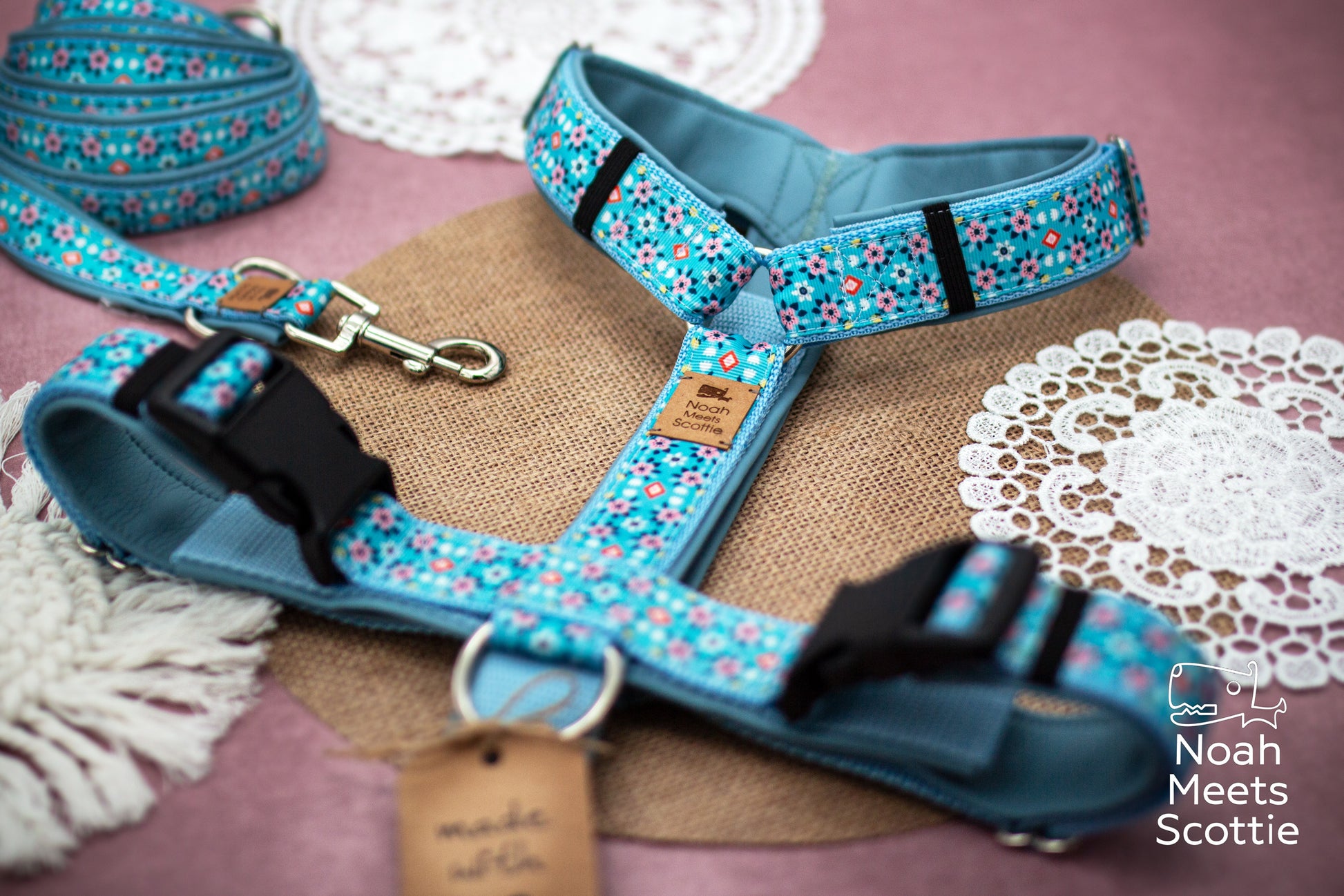 Detailaufnahme des nordisch inspirierten Blumenmusters mit kleinen Blüten und geometrischen Ornamenten.