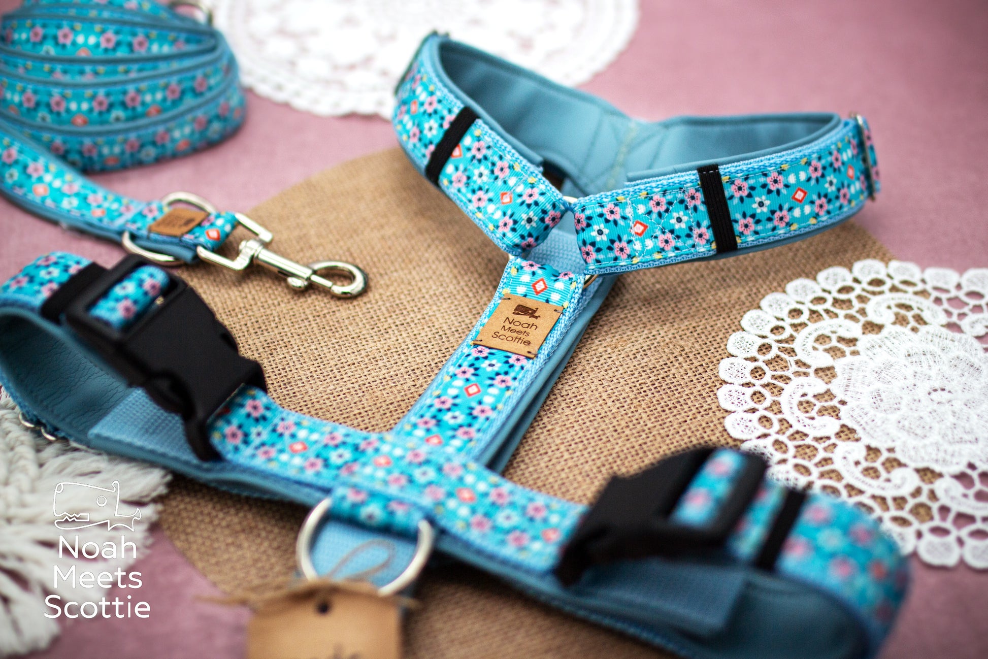 Hundegeschirr Hilla mit skandinavischem Blumenmuster in Hellblau, Türkis und Rosa sowie himmelblauem Gurtband.