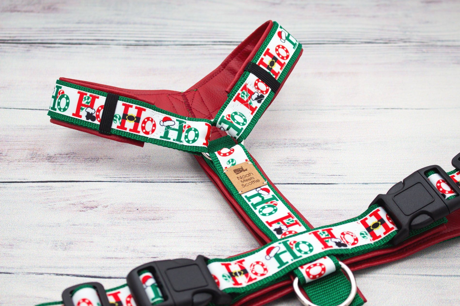 Detailansicht Hundegeschirr HoHoHo mit Weihnachtsmotiv und Kunstlederfütterung in Rot