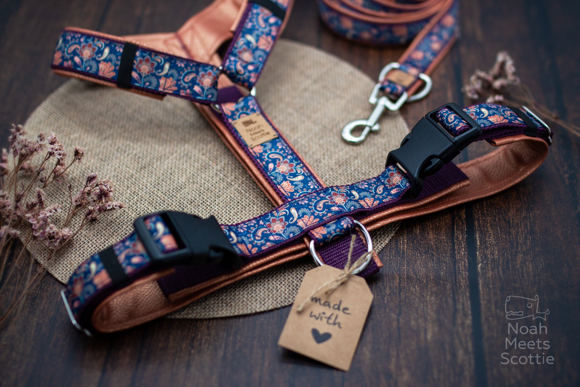 Detailaufnahme Paisley Hundegeschirr bronzefarbenes Kunstleder hochwertiges Hundezubehör