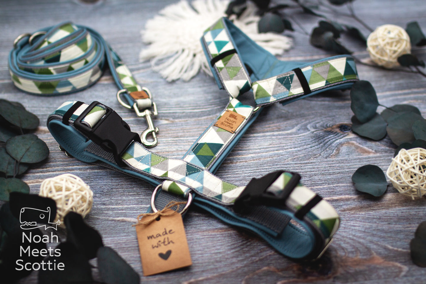 Verstellbares Hundegeschirr Hudson mit hellblauer Kunstlederpolsterung und geometrischem Design.