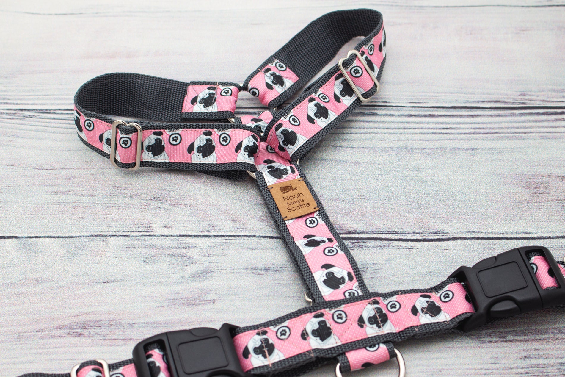 Hundegeschirr HUG A PUG mit Mops Motiv in Rosa und Grau, robust und verstellbar