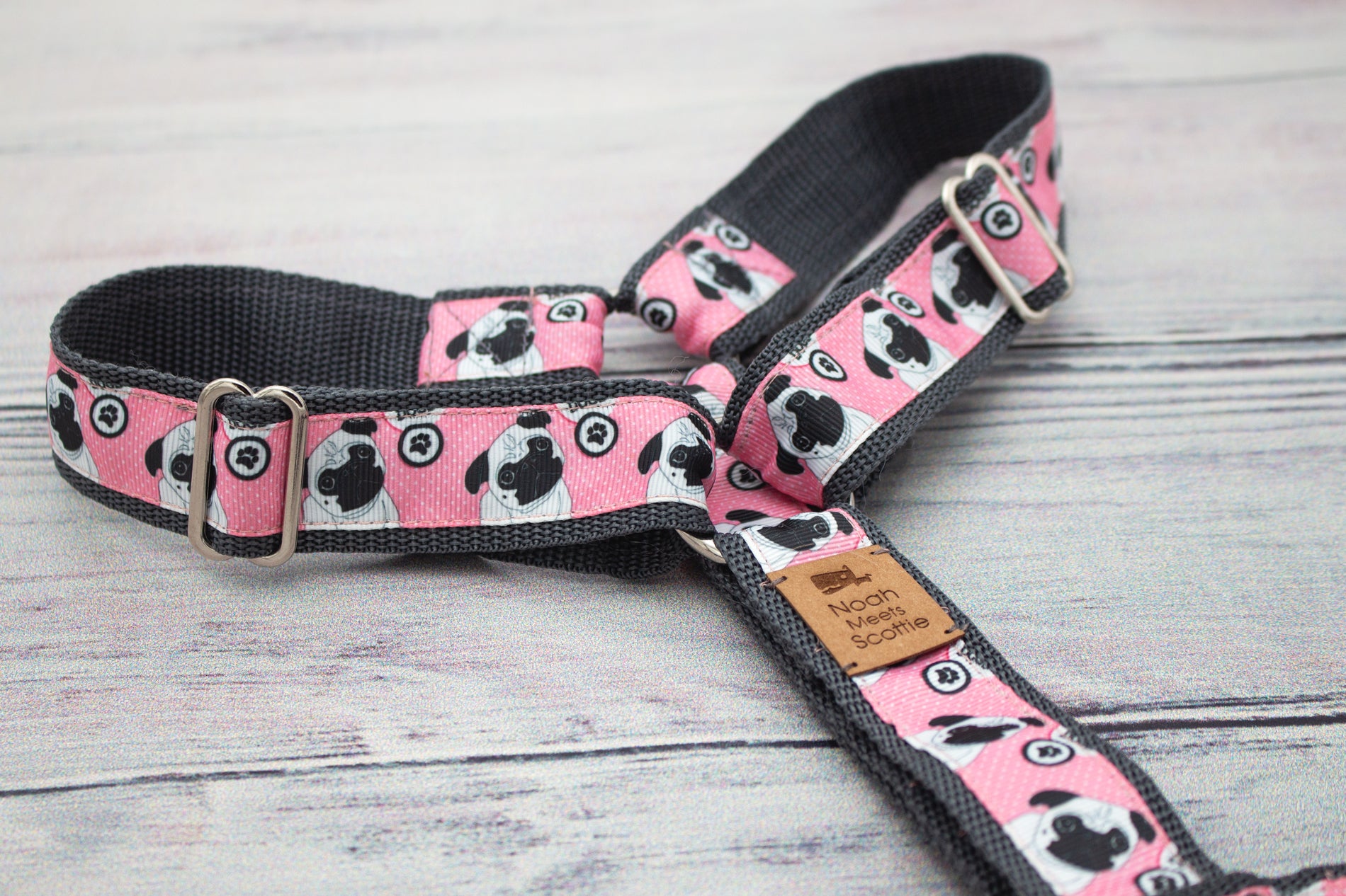 Hundegeschirr mit Mops Muster in Rosa und Dunkelgrau, hochwertig verarbeitet