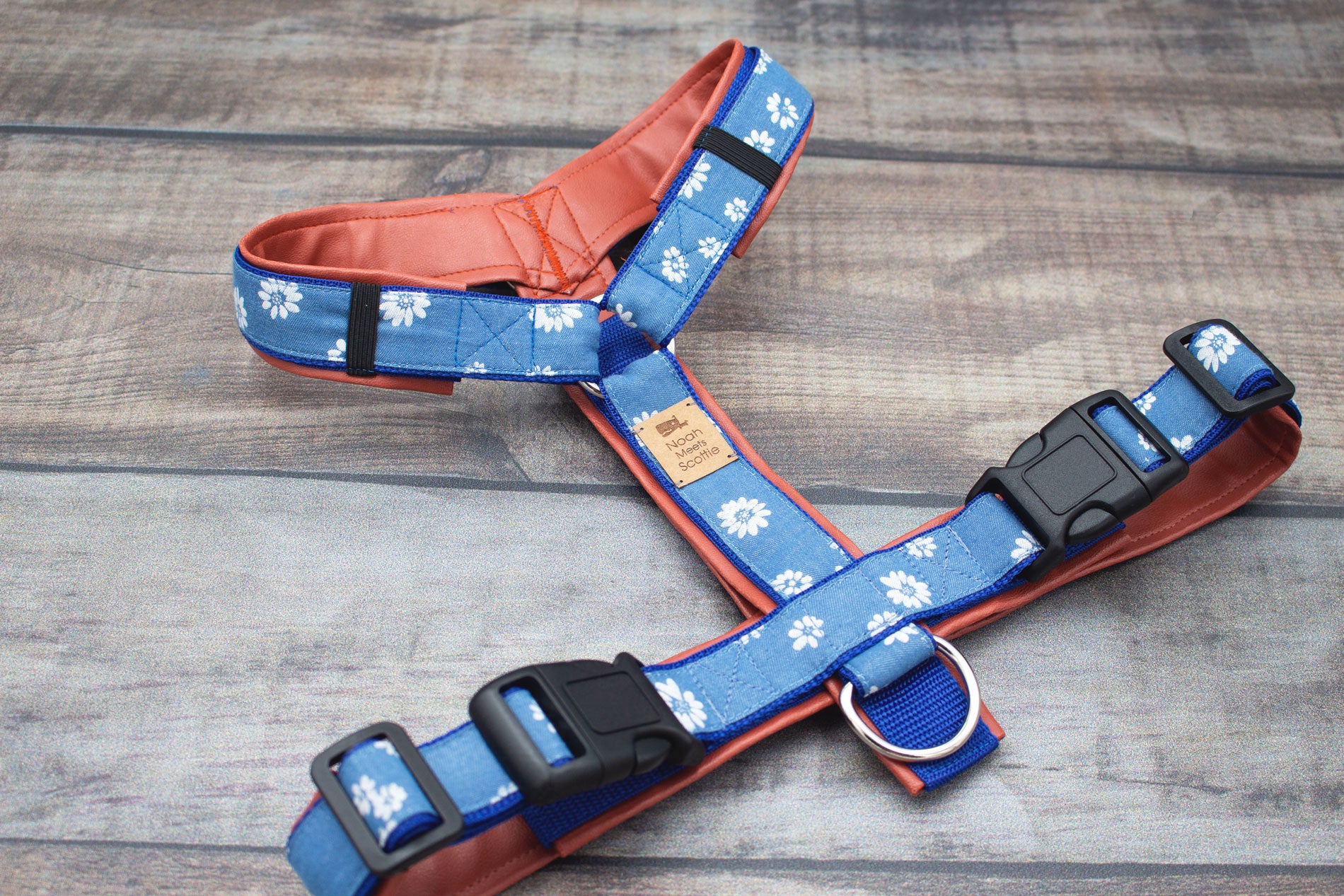 Verstellbares Hundegeschirr Jeansstoff mit Gänseblümchen Muster, komfortabel gefüttert