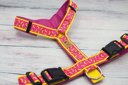 Hundegeschirr JOJO mit pink gelbem Bananen Muster aus Kunstleder – verstellbar und gepolstert