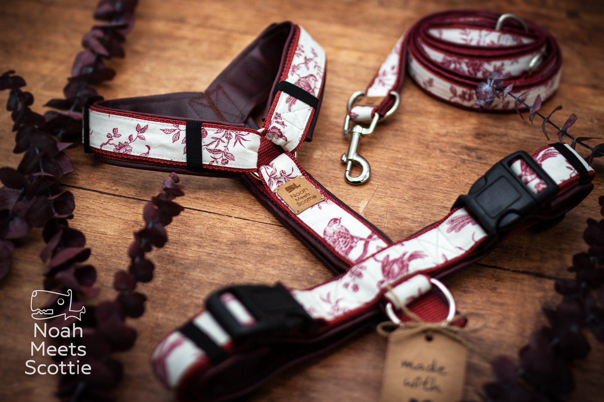 Detailansicht des Hundegeschirrs Jolie de Jouy mit Vögeln, Blättern und Bäumen in Bordeaux und Weinrot.