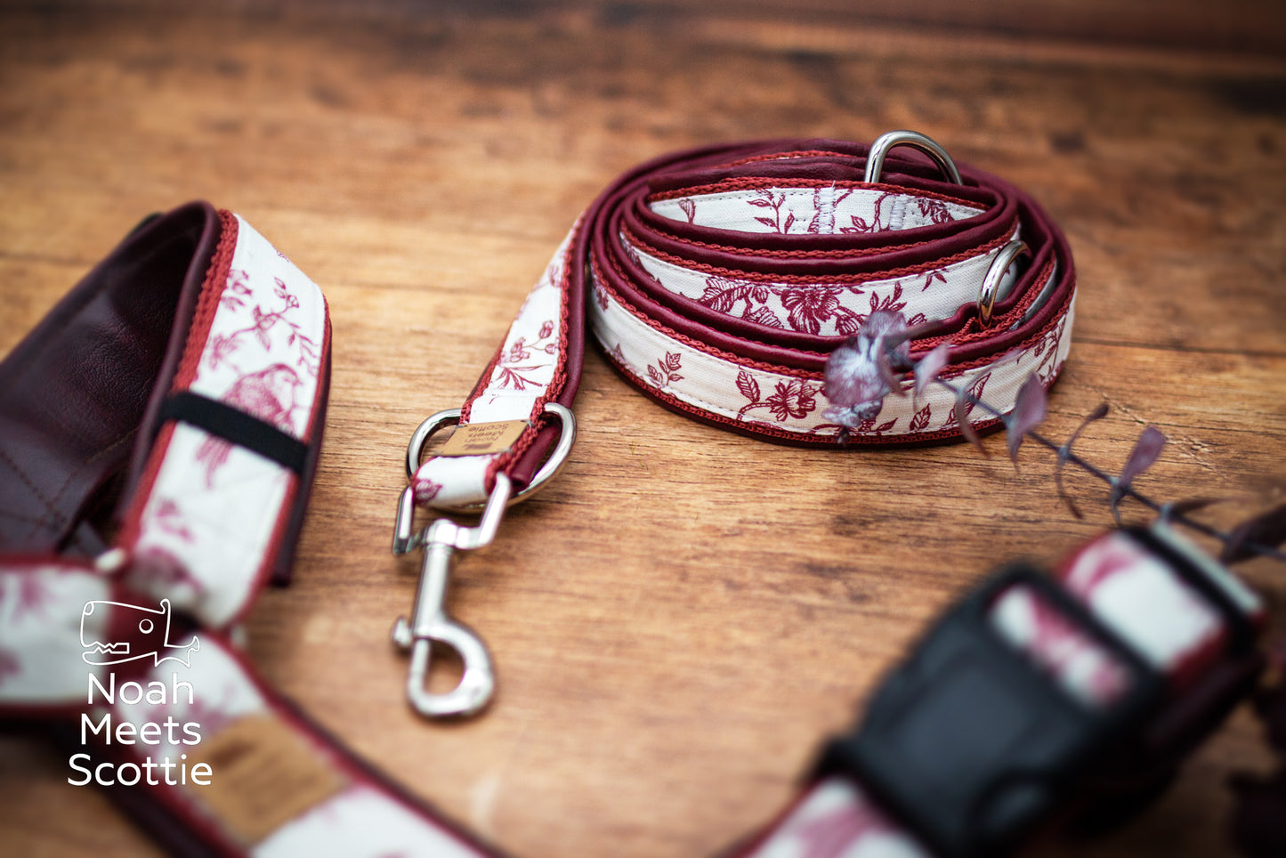 Jolie de Jouy Hundegeschirr in Bordeaux und Creme mit detailreichen Vögeln, Bäumen und Zweigen.