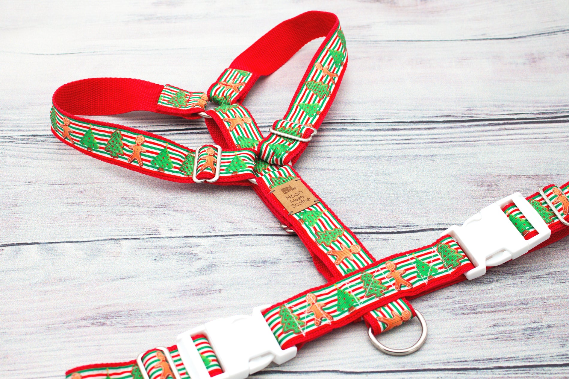 Detailaufnahme Hundegeschirr JOLLY GINGER, weihnachtliches Muster mit Bäumen und Lebkuchen auf Streifenband