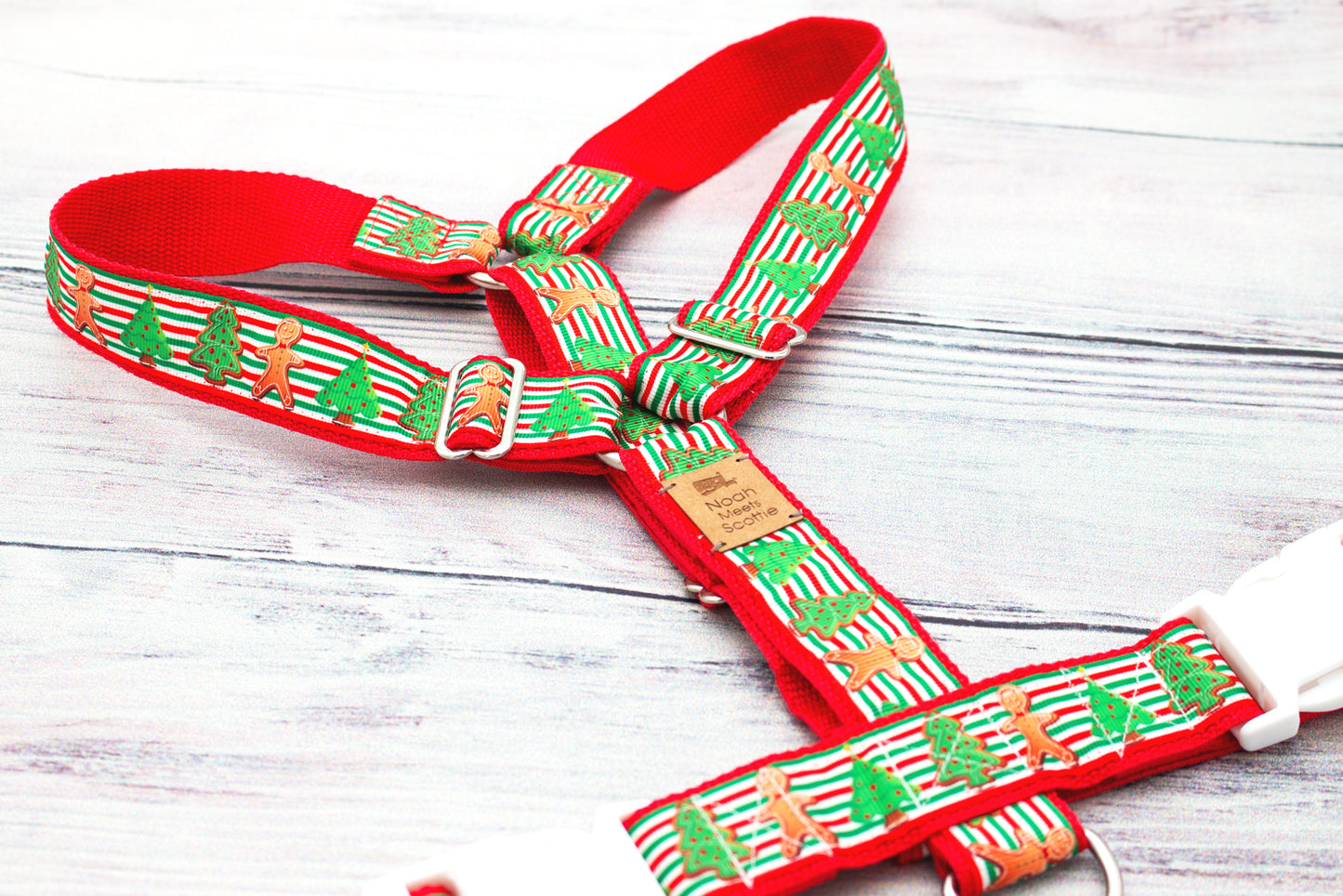 Hundegeschirr JOLLY GINGER mit Lebkuchenmännchen und Tannenbäumen auf rot-grün-weißen Streifen, festliches Weihnachtsdesign