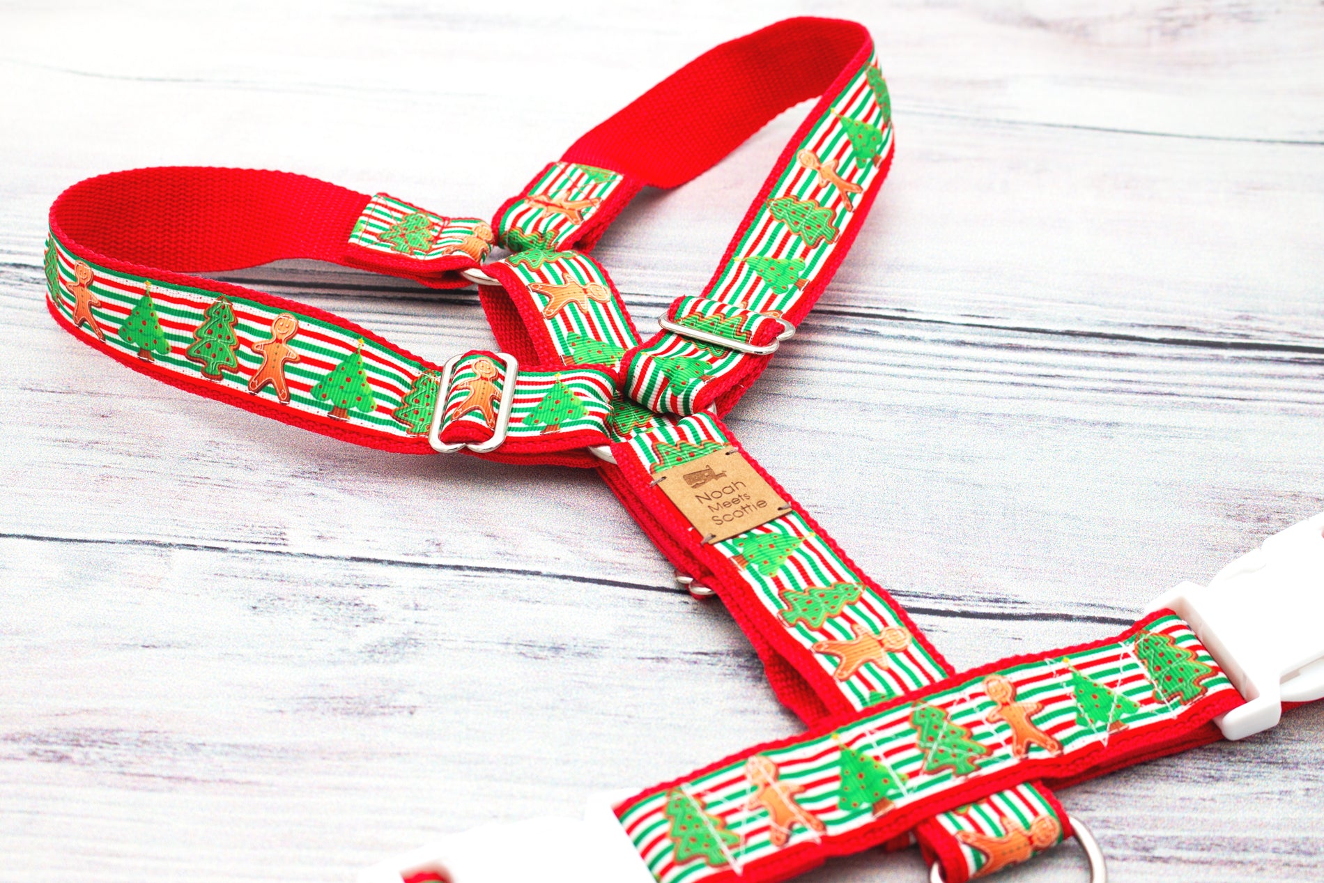 Hundegeschirr JOLLY GINGER mit Lebkuchenmännchen und Tannenbäumen auf rot-grün-weißen Streifen, festliches Weihnachtsdesign