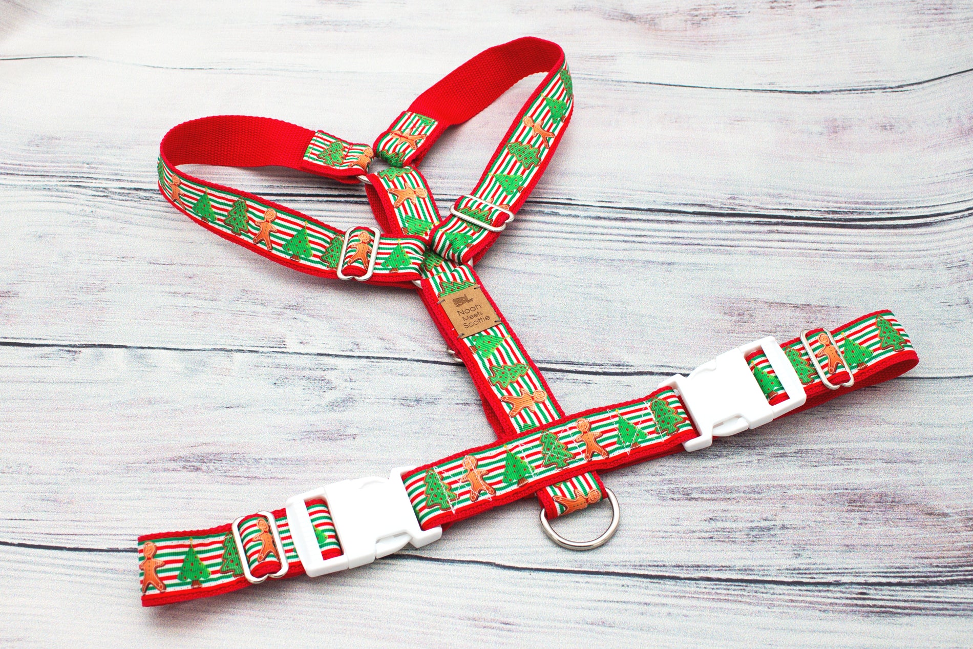 JOLLY GINGER Hundegeschirr, leuchtend rotes Weihnachtsgeschirr mit dekorativem Lebkuchen- und Tannenbaum-Muster