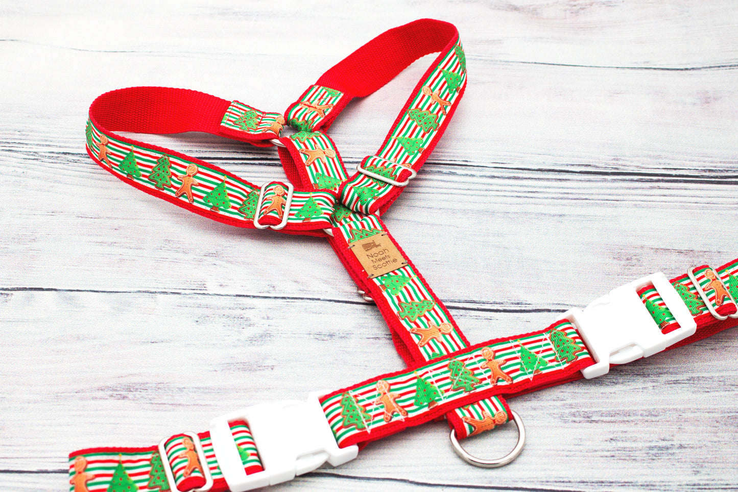 Weihnachts Hundegeschirr JOLLY GINGER, rotes Gurtband mit grünen Tannenbäumen und Lebkuchenfiguren, ideal für Adventsspaziergänge