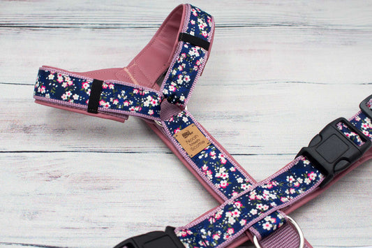 Hundegeschirr mit Kirschblüten in Pink und Lila – verstellbares, weich gefüttertes Hundegeschirr von Noah meets Scottie für Hunde