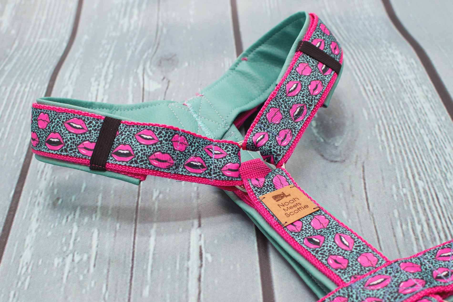 Hundegeschirr KISS ME Türkis Pink, stylisches Kussmund-Muster, gepolstert und hochwertig
