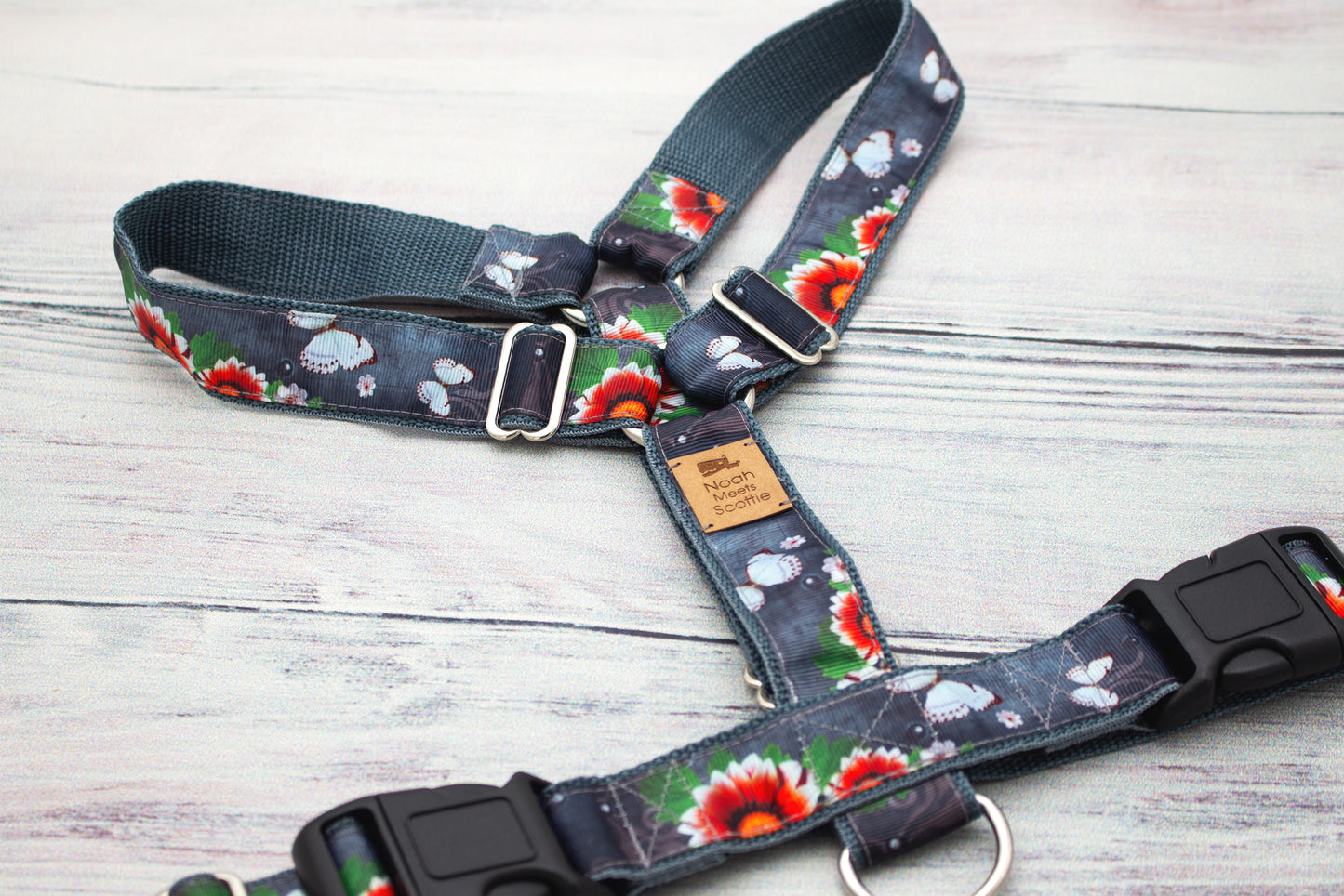 Hundegeschirr KYOTO BLOOM mit roten und weißen Blüten auf anthrazitfarbenem Hintergrund, elegant und verstellbar