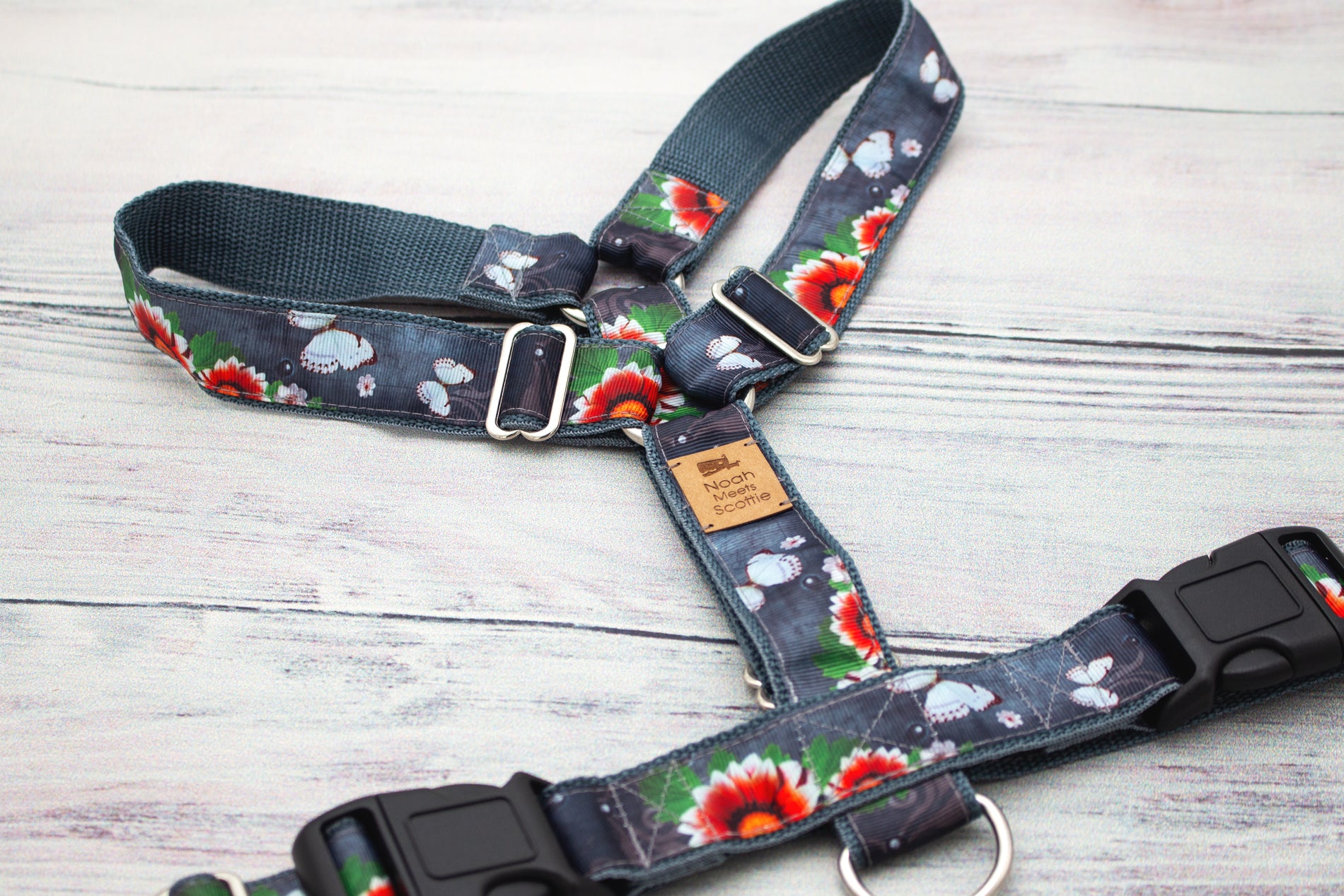 Hundegeschirr KYOTO BLOOM mit roten und weißen Blüten auf anthrazitfarbenem Hintergrund, elegant und verstellbar