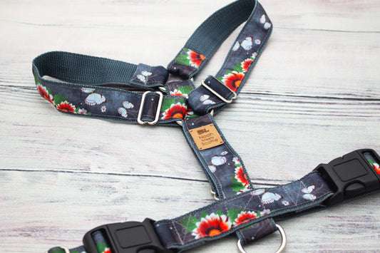 Hundegeschirr KYOTO BLOOM mit roten und weißen Blüten auf anthrazitfarbenem Hintergrund, elegant und verstellbar