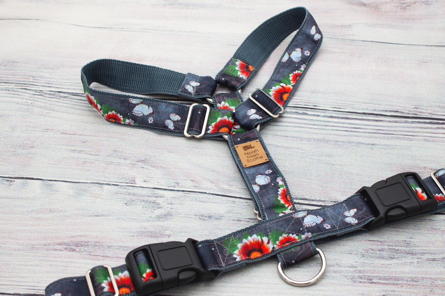 Florales Hundegeschirr KYOTO BLOOM in Anthrazit mit Kirschblütenmotiv, bequem und robust