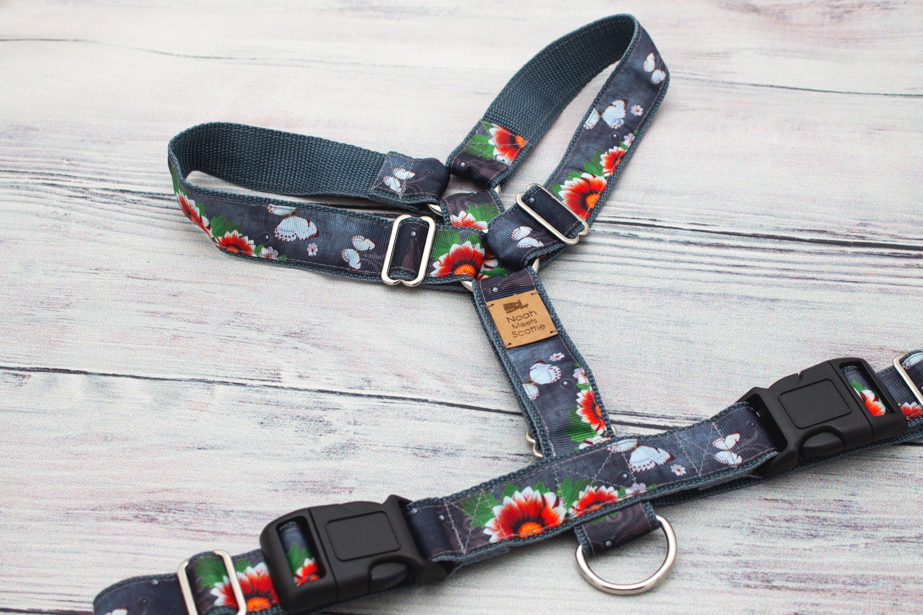 Florales Hundegeschirr KYOTO BLOOM in Anthrazit mit Kirschblütenmotiv, bequem und robust