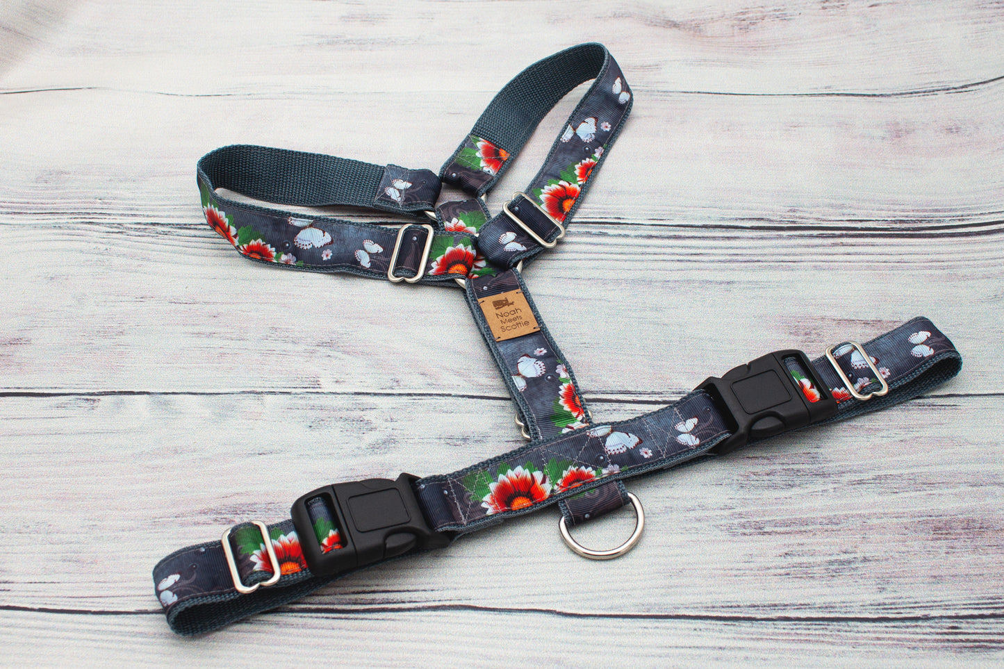 Verstellbares Hundegeschirr KYOTO BLOOM mit Schmetterlingen und roten Blüten, stilvoll von Noah meets Scottie