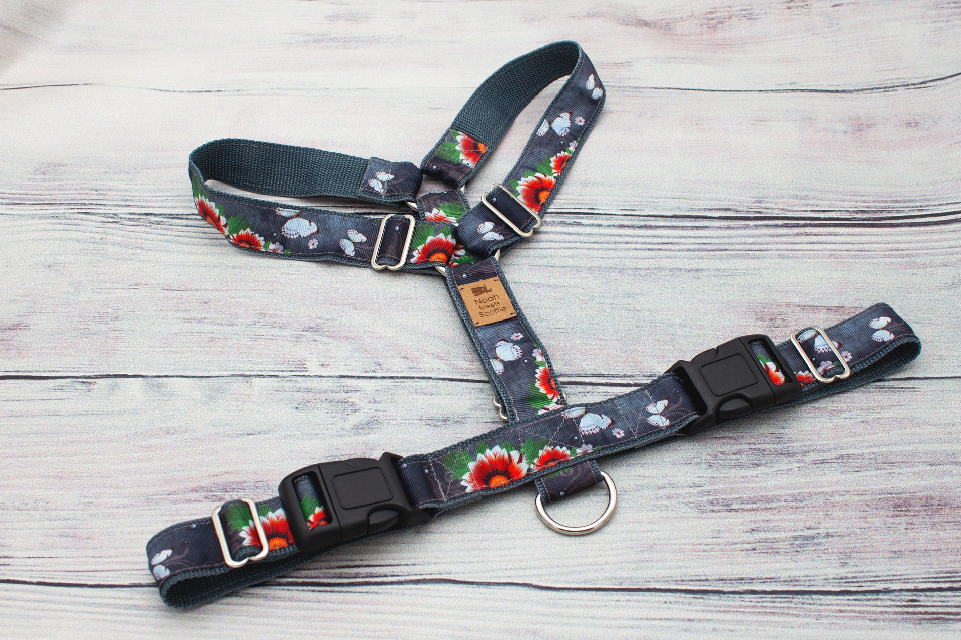 Verstellbares Hundegeschirr KYOTO BLOOM mit Schmetterlingen und roten Blüten, stilvoll von Noah meets Scottie