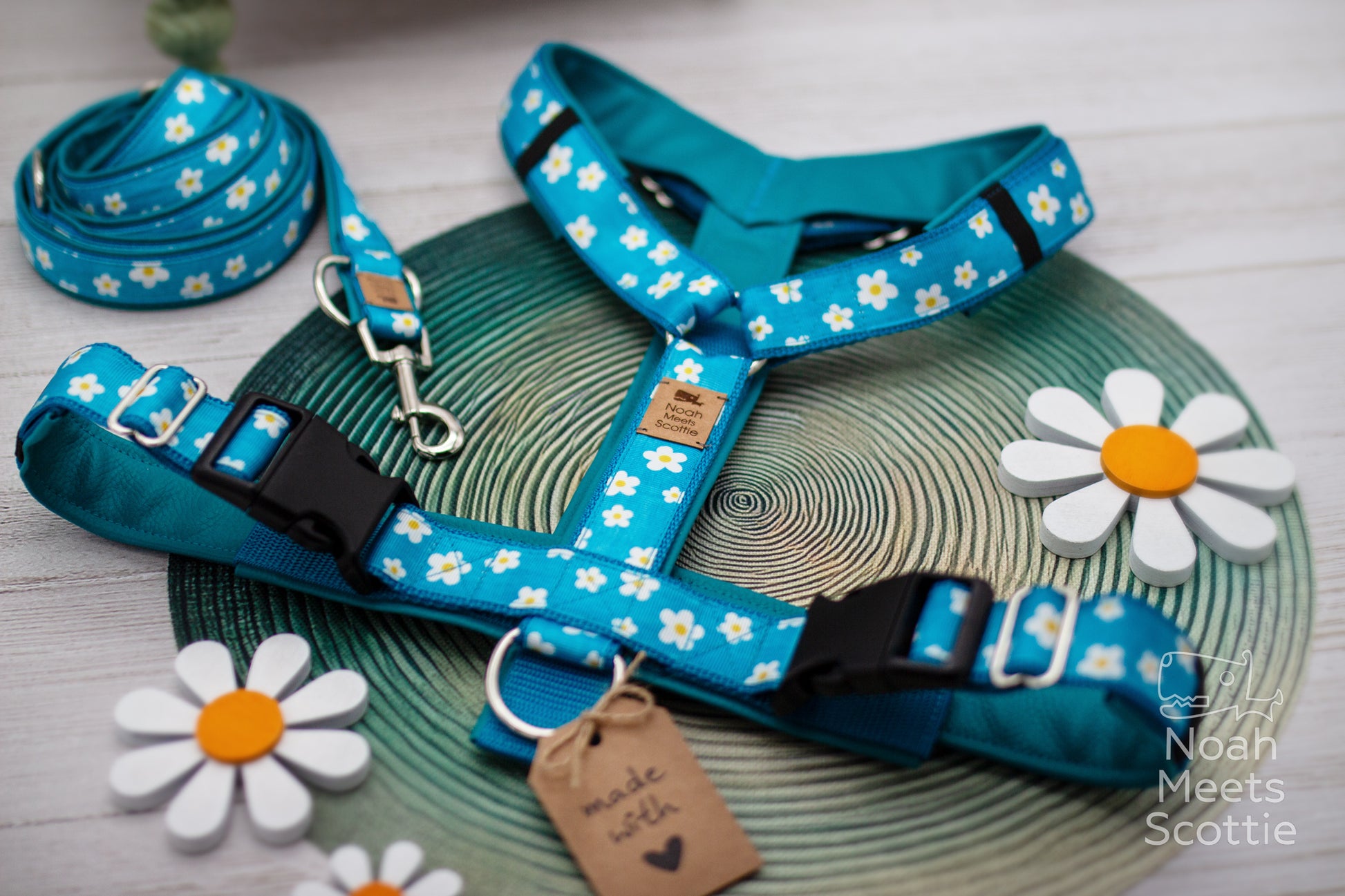 Florales Hundegeschirr mit weißen Margeriten in Petrol und Türkisblau, passende Leine optional bestellbar