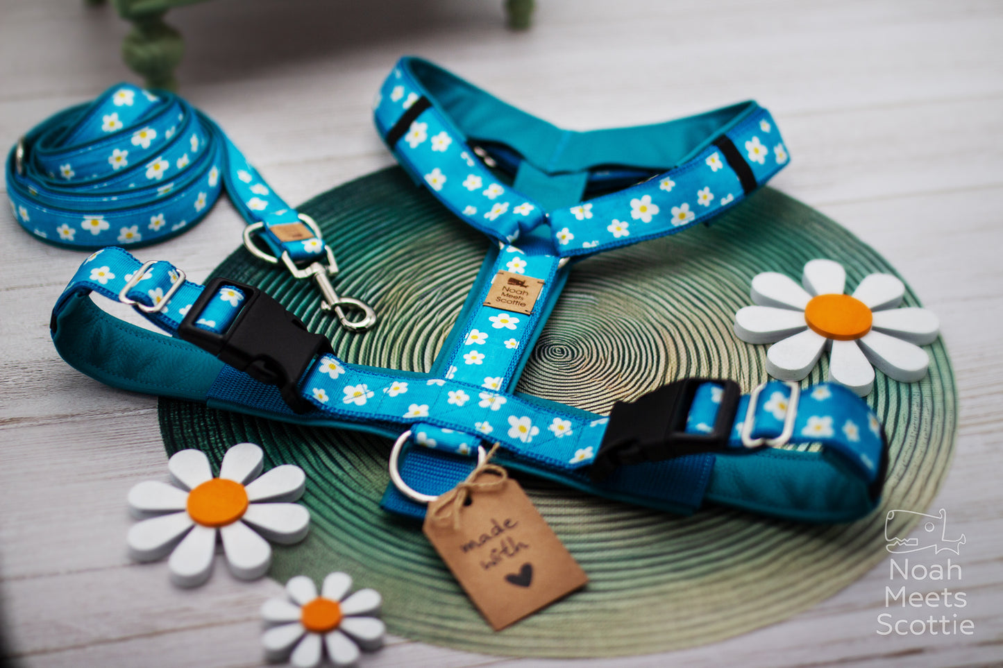 Hundegeschirr Lene Margeriten Design petrol türkisblau, ruhiges florales Hundezubehör