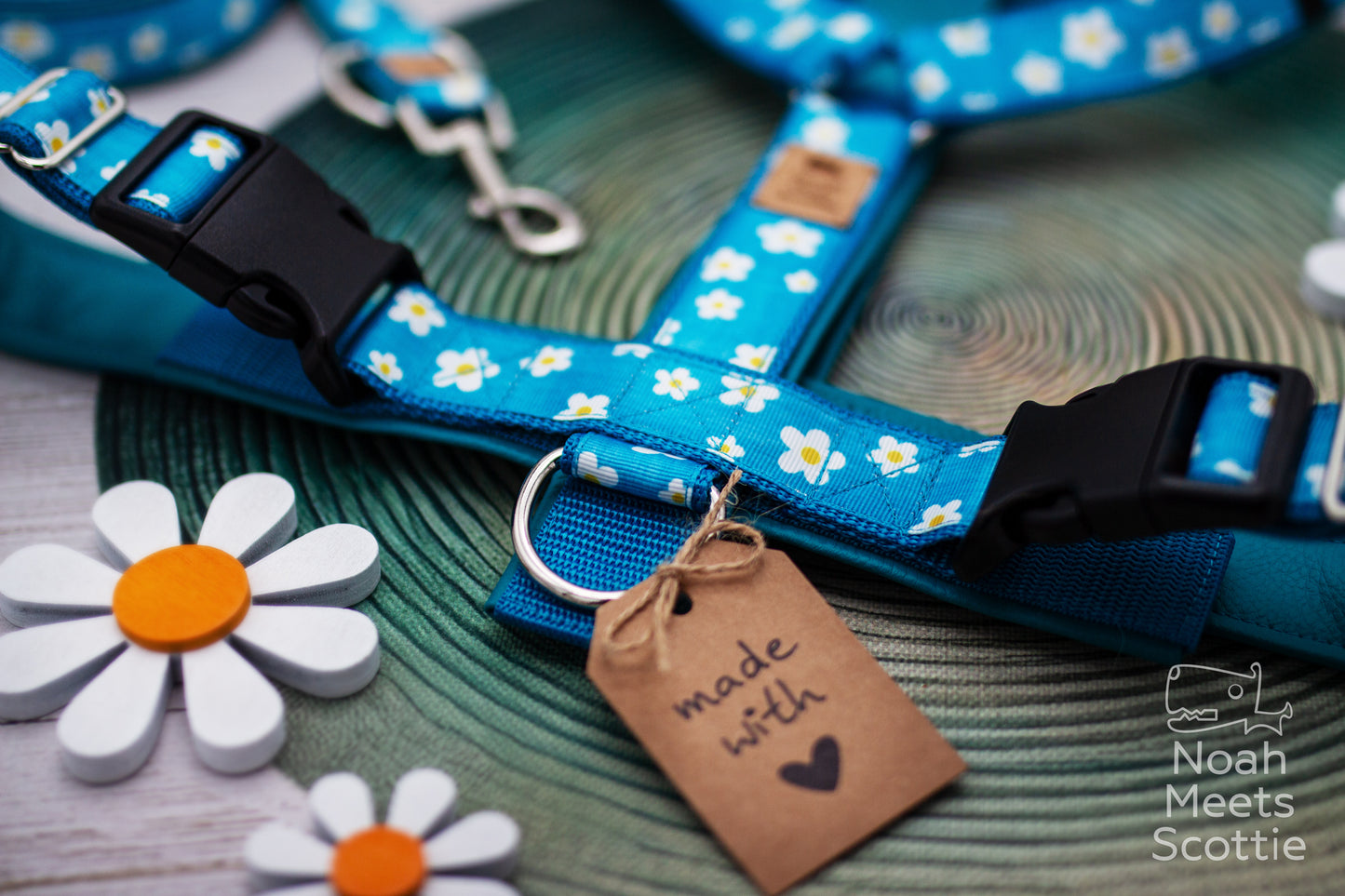 Detailaufnahme vom Hundegeschirr Lene mit Margeriten Muster in Petrol und türkiser Kunstlederfütterung