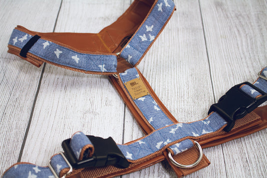 Hundegeschirr LET THEM FLY im SALE – Jeansblau mit weißen Schmetterlingen, cognac gefüttert, nur 1x Größe S, 50 % reduziert