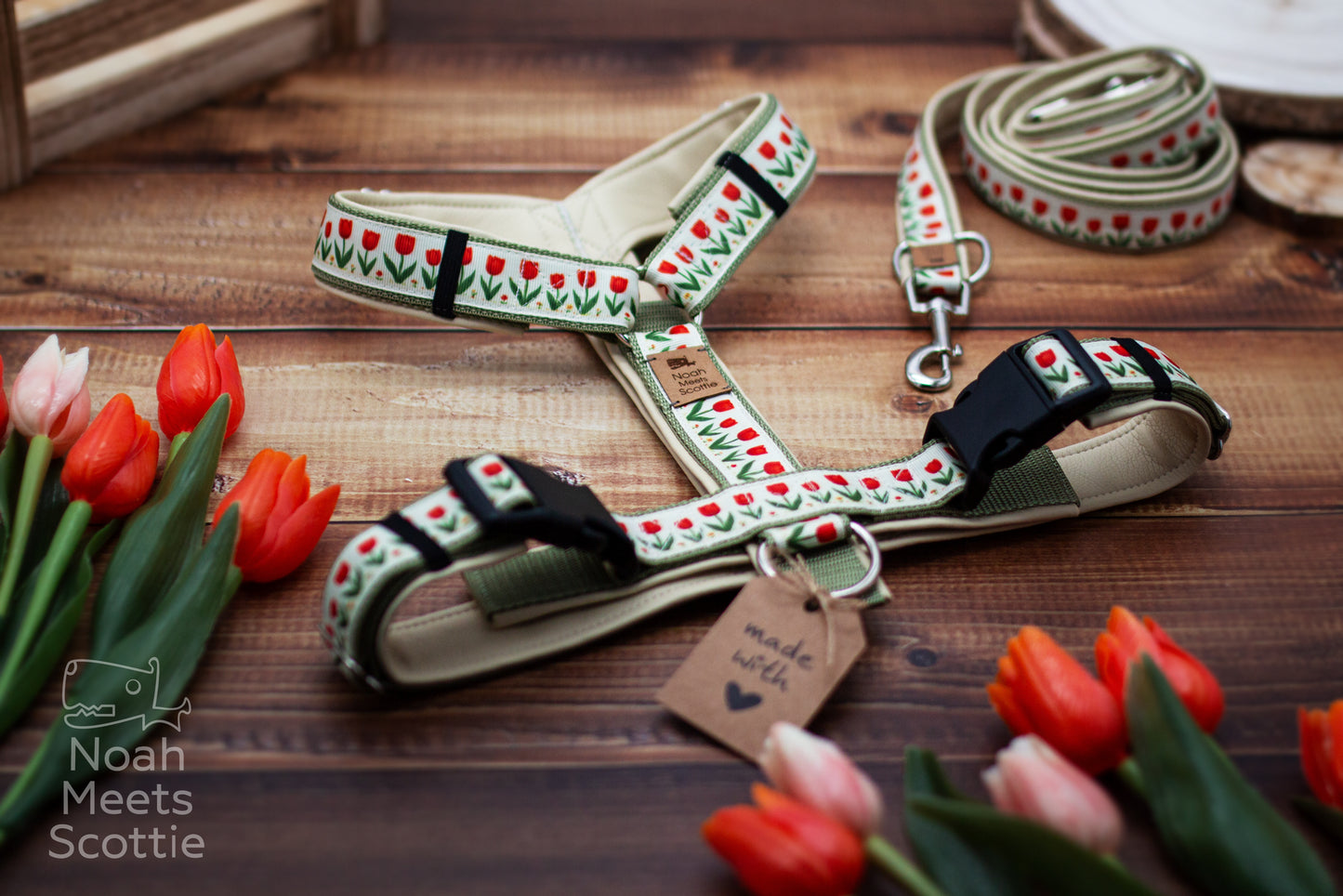 Florales Hundegeschirr mit kleinen roten Tulpen und gepolstertem Brustbereich im Vintage-Stil für Hunde.