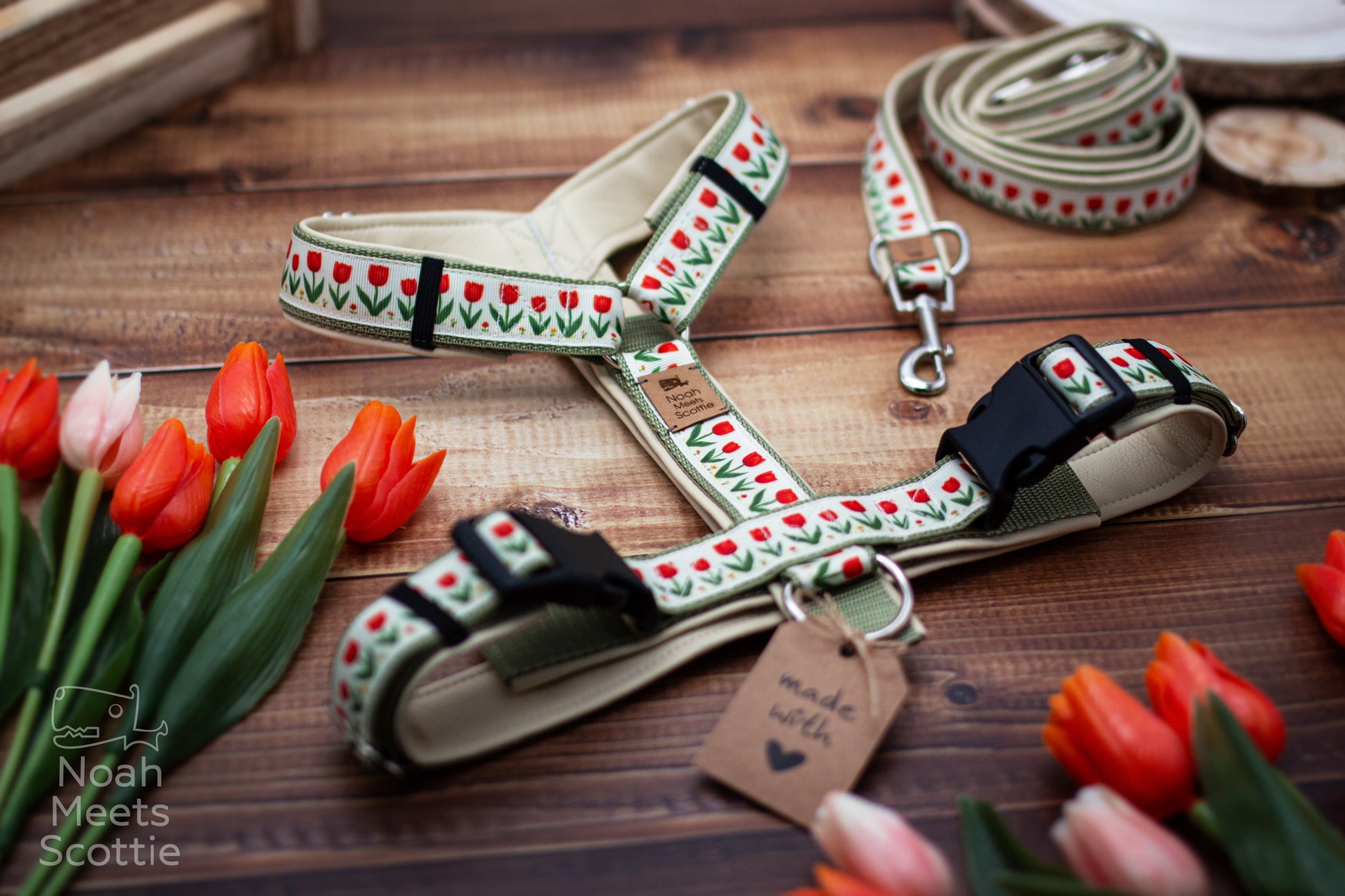 Detailaufnahme vom Hundegeschirr Lillemor mit Tulpenmuster, schwarzen Verschlüssen und cremefarbener Unterseite.