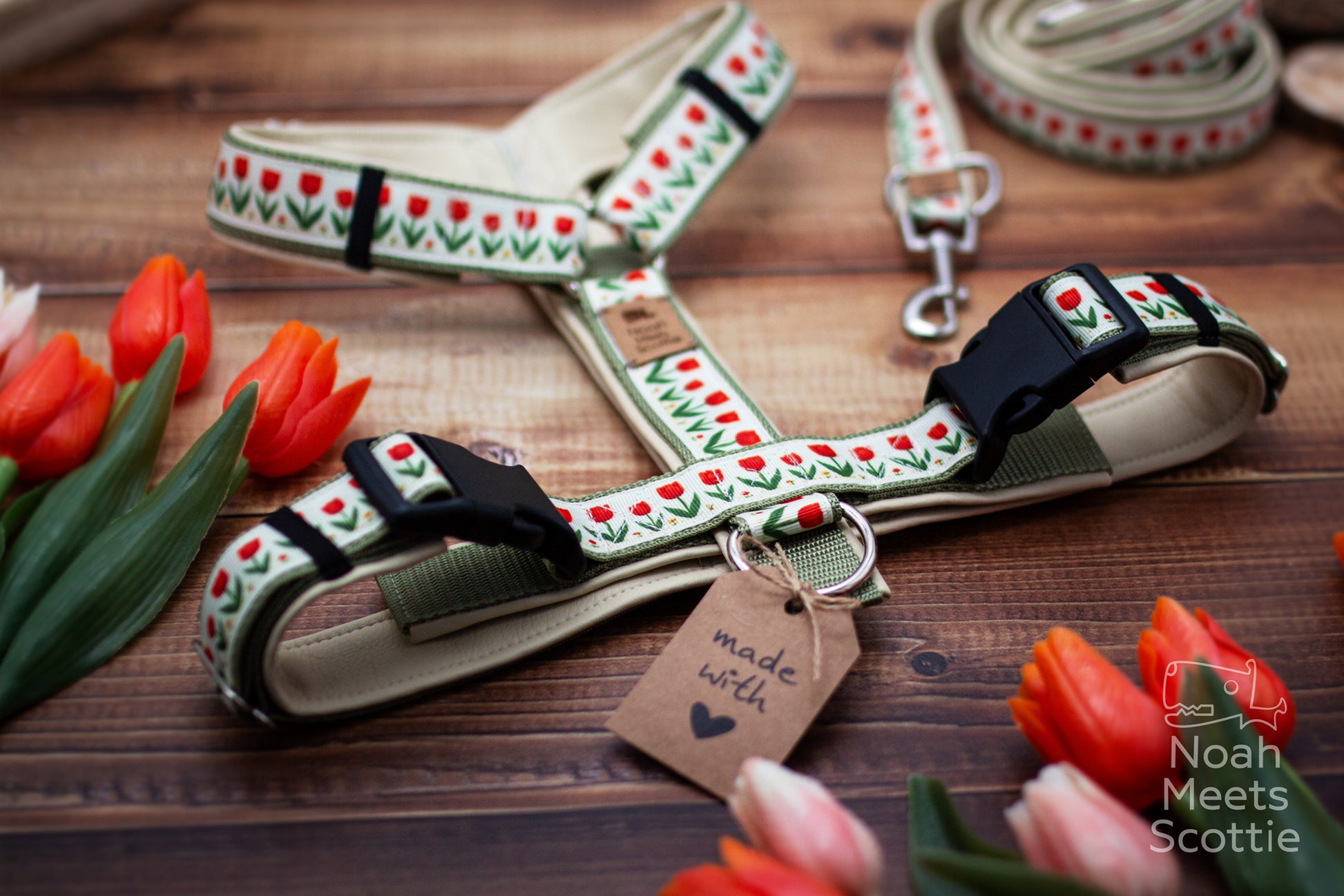 Handgemachtes Hundegeschirr Lillemor mit rotem Tulpenmuster auf salbeigrünem Gurtband und weicher cremefarbener Polsterung.