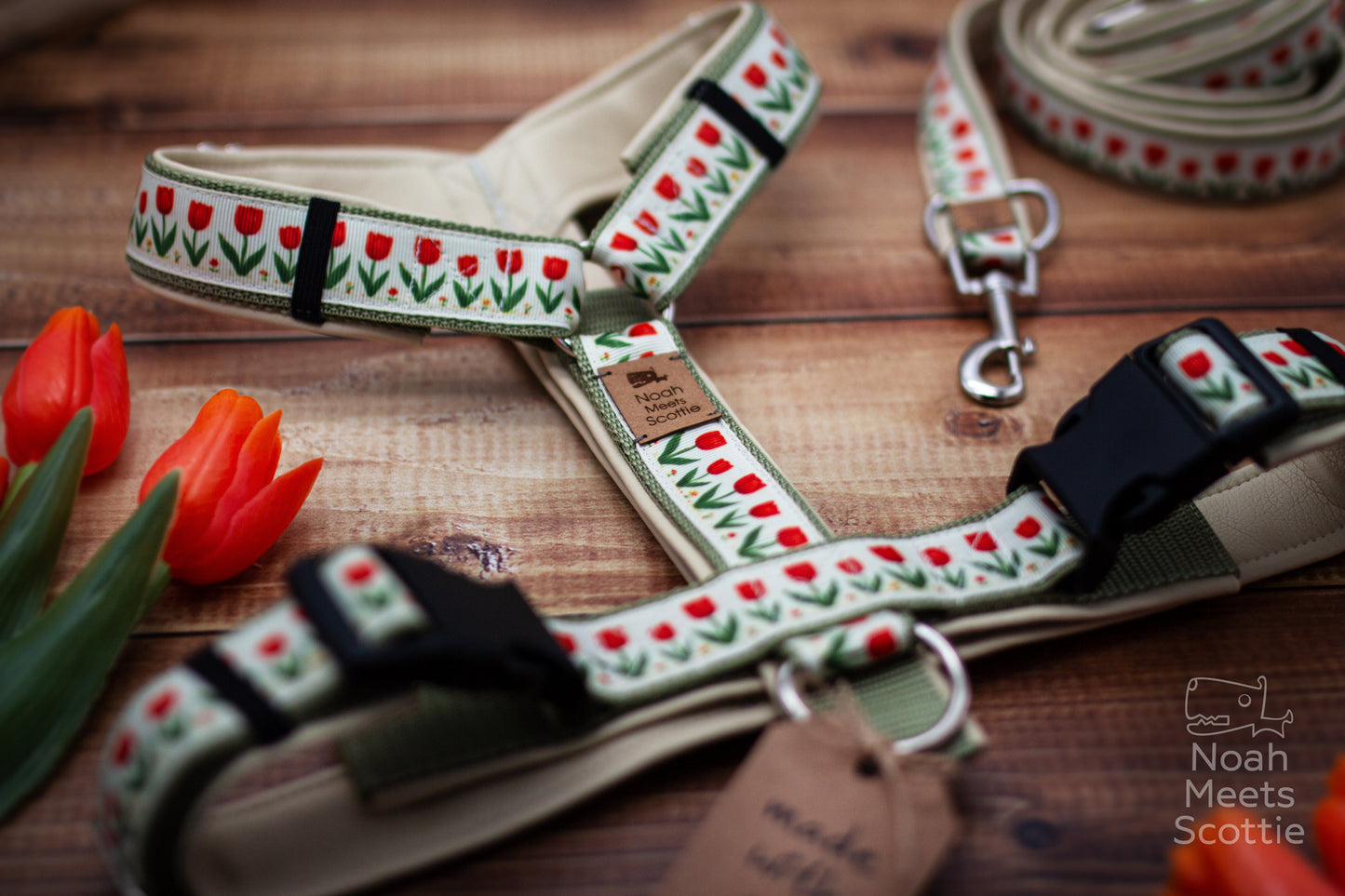 Verstellbares Hundegeschirr im Frühlingsdesign mit Blumenmuster in Salbeigrün, Rot und Creme.