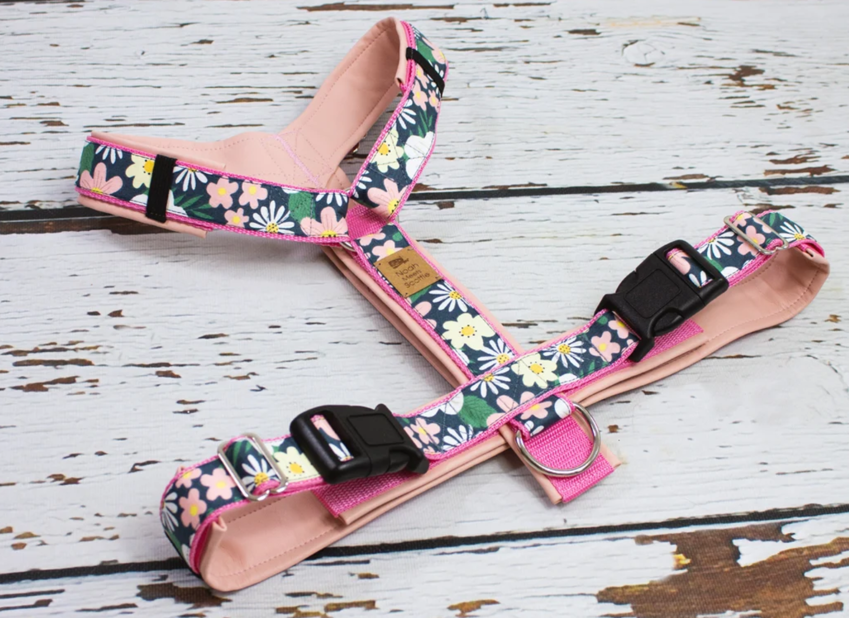 Hundegeschirr LILLIBET mit floralen Mustern, rosa Kunstleder, stilvoll und komfortabel
