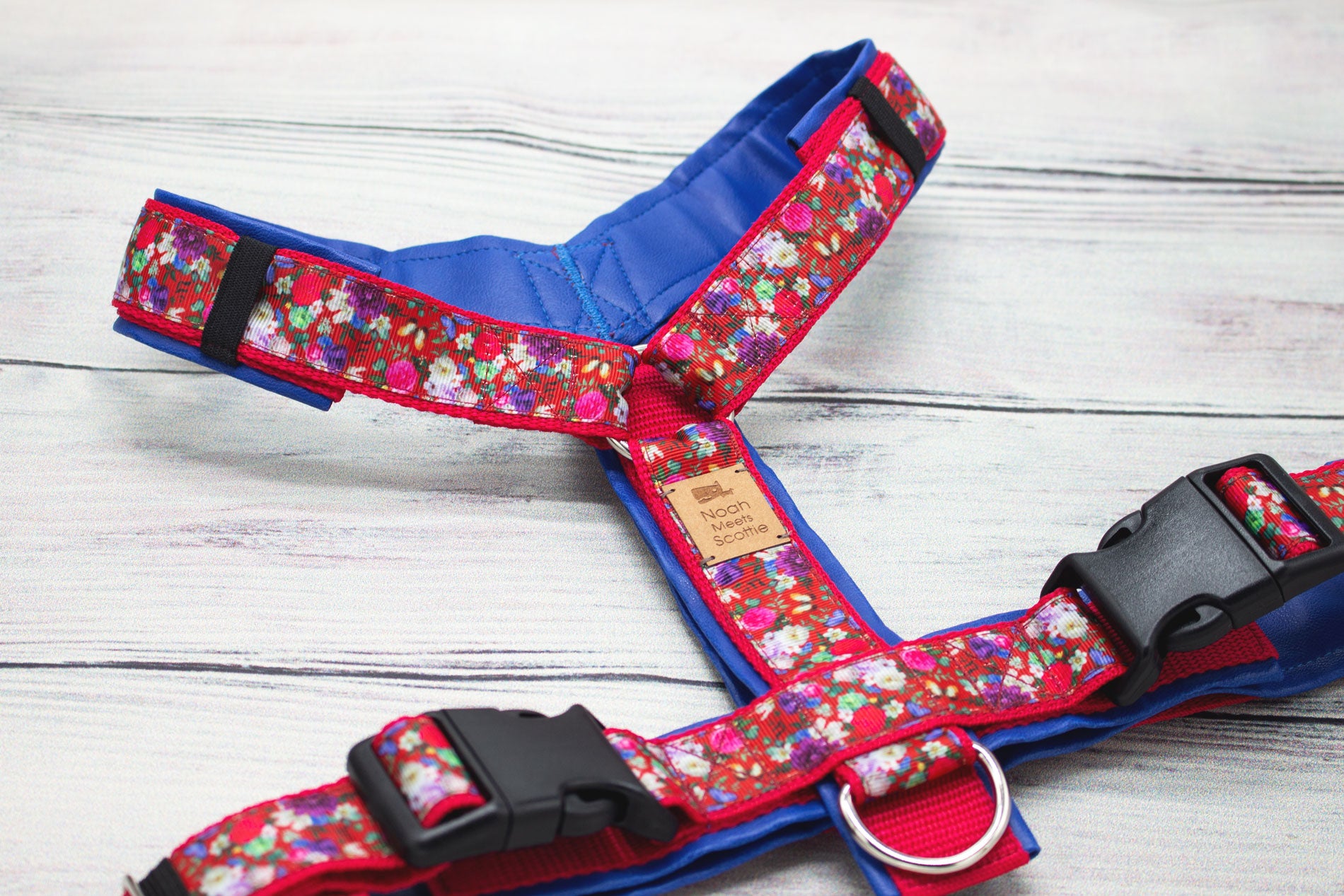 Hundegeschirr LINDA mit rotem Blumenmuster und royalfarbenem Kunstleder, gepolstert