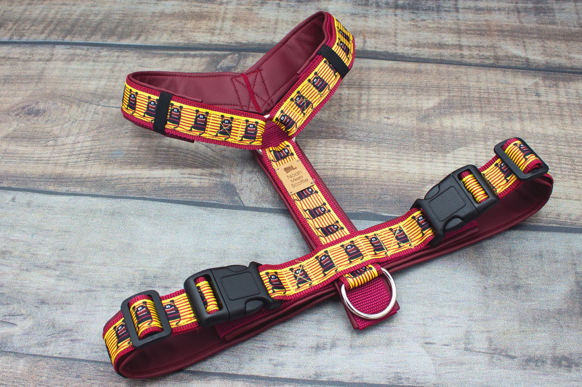 Hundegeschirr LITTLE MONSTERS Detailansicht gelbes Design mit Monstern, robust und komfortabel