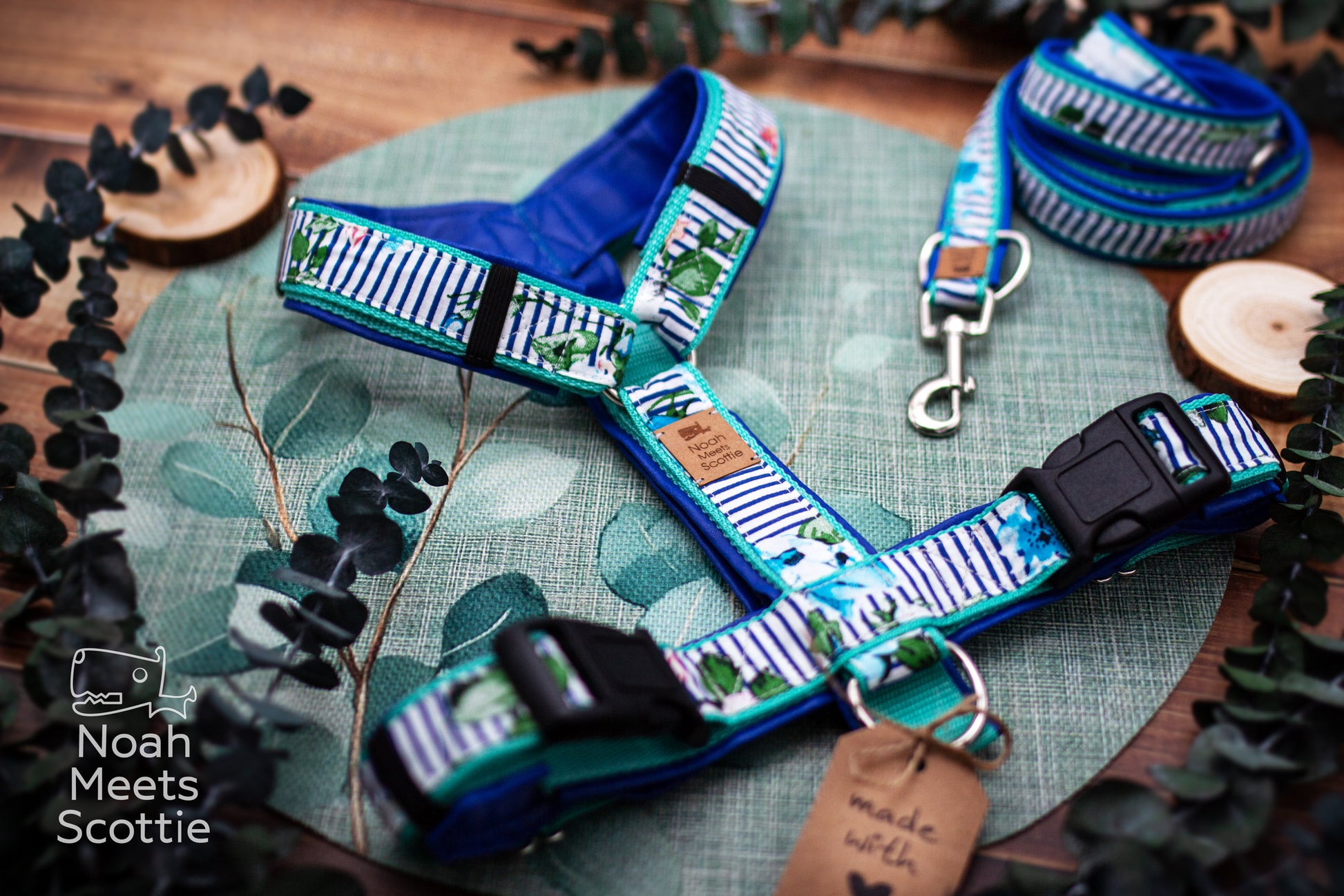 Blau weißes Hundegeschirr mit Streifen, Blättern und sommerlicher maritimer Optik