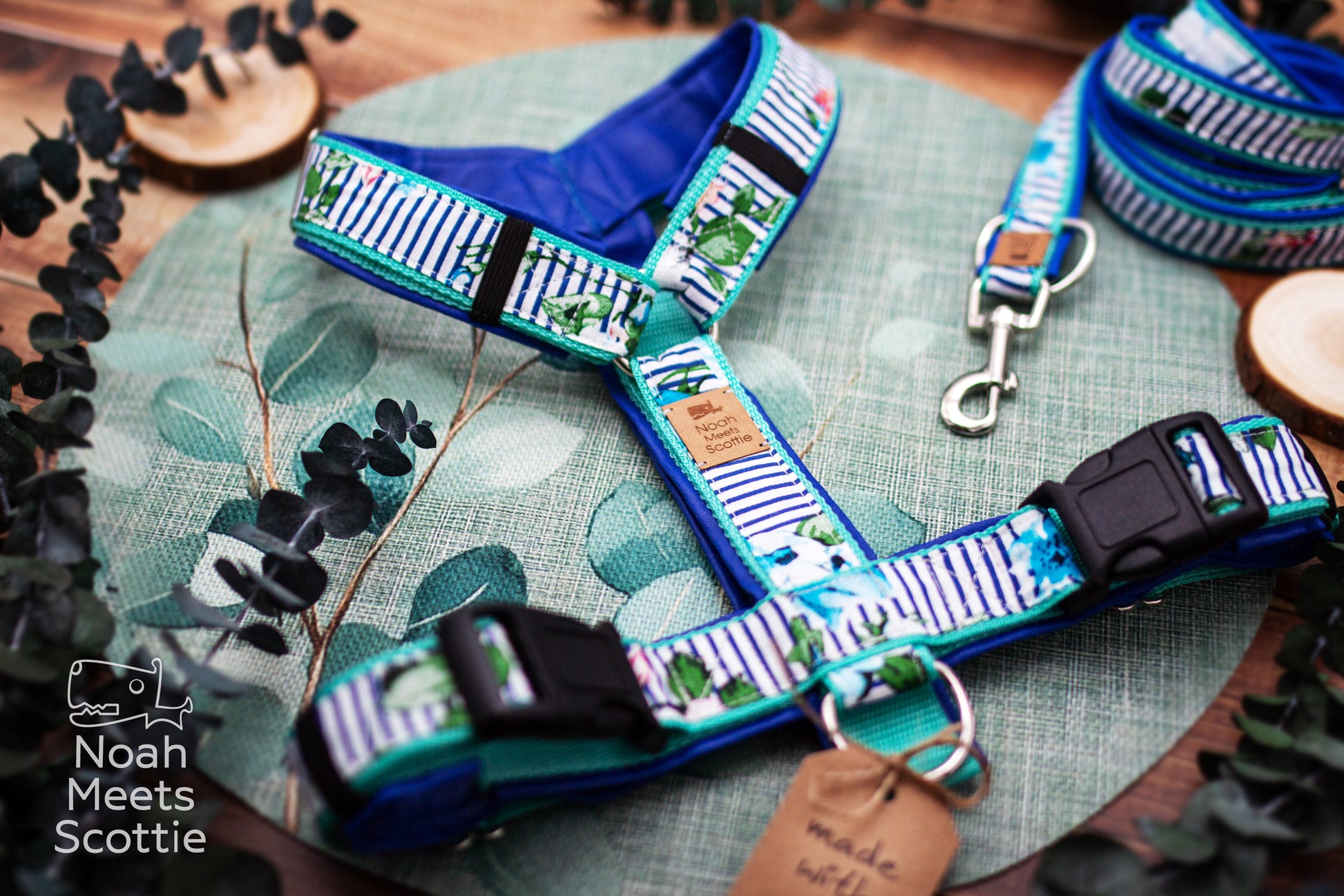 Maritimes Hundegeschirr mit blau weißem Streifenmuster und floralen grünen Details